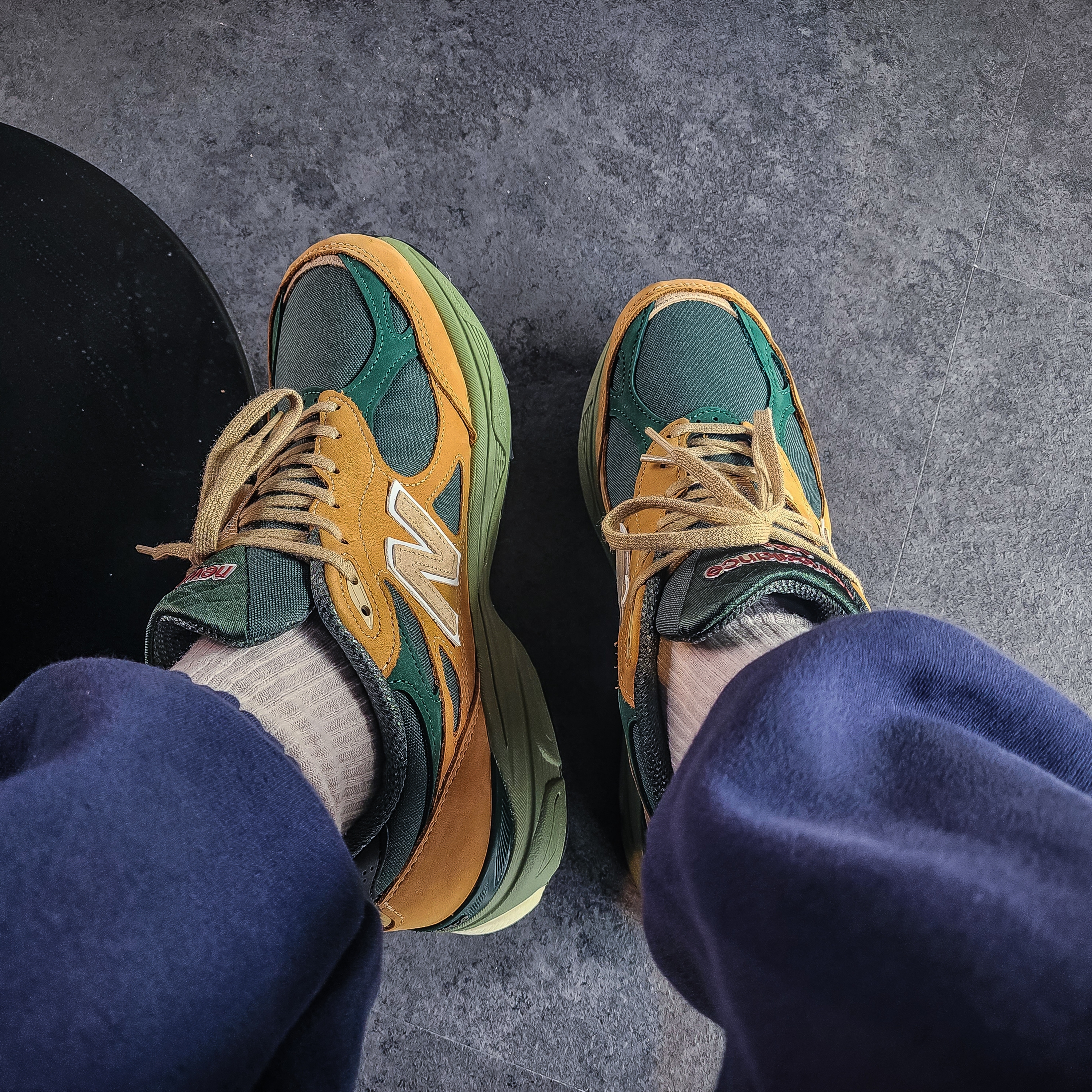 New Balance 990v3 Made in USA Tan Green 착용 스타일