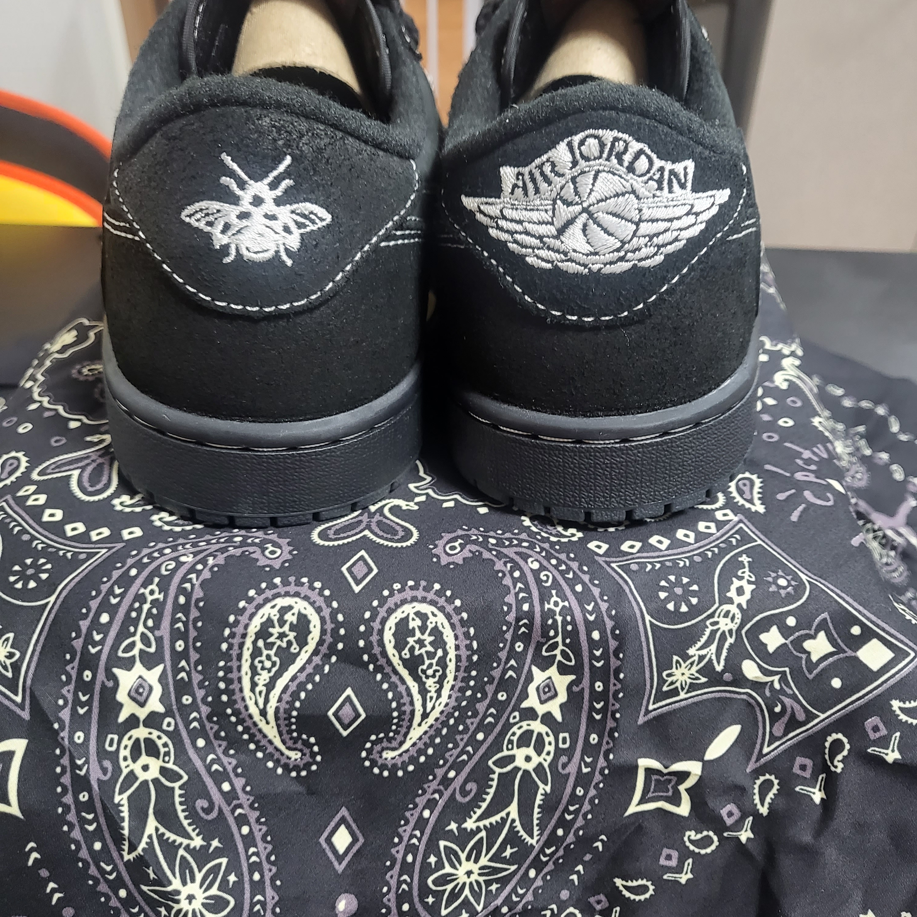 Jordan 1 x Travis Scott Retro Low OG SP Black Phantom 착용 스타일 - 3