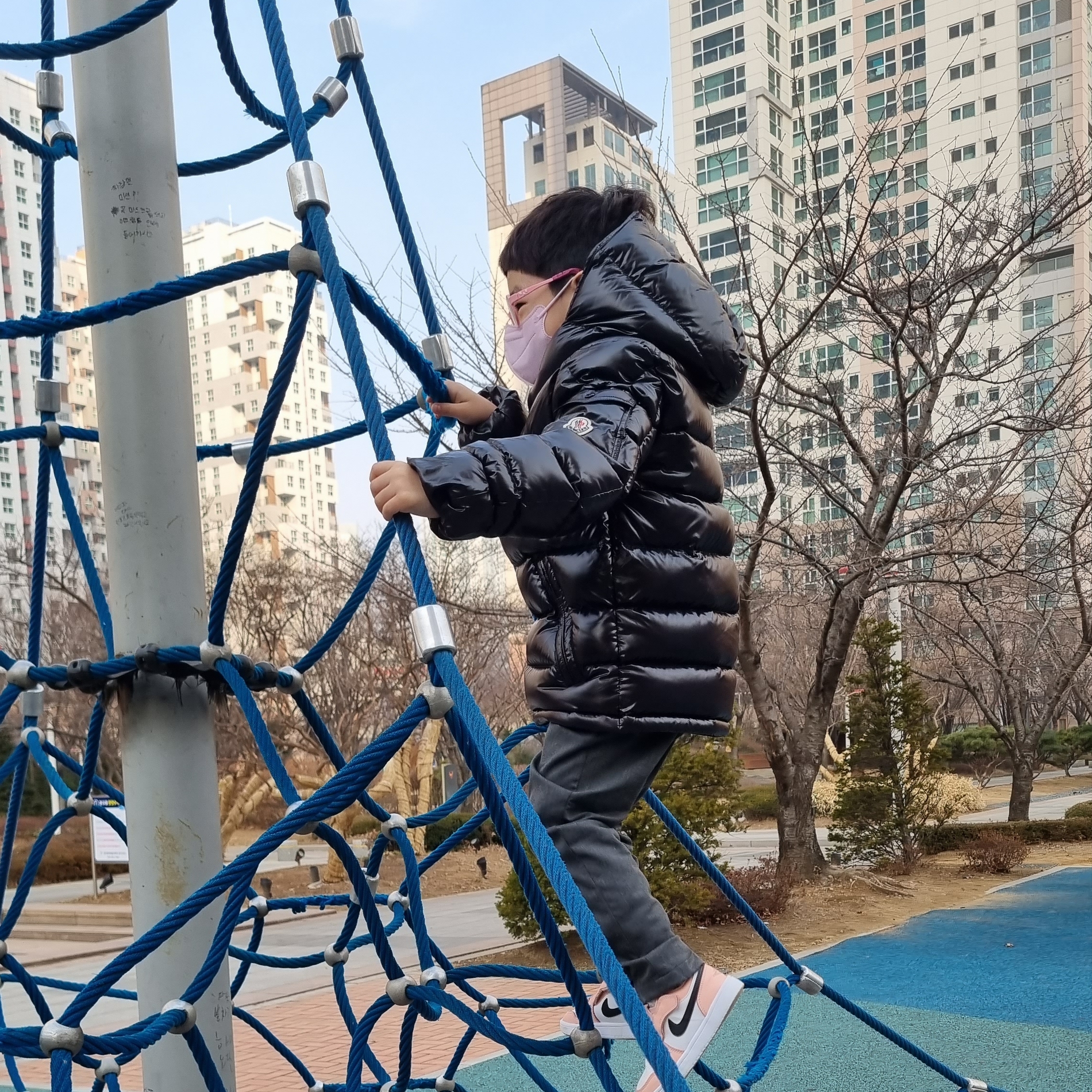 (Kids) Moncler New Maya Down Jacket Black - 22FW, (PS) Jordan 1 Low Alt Light Arctic Pink 착용 스타일 - 2