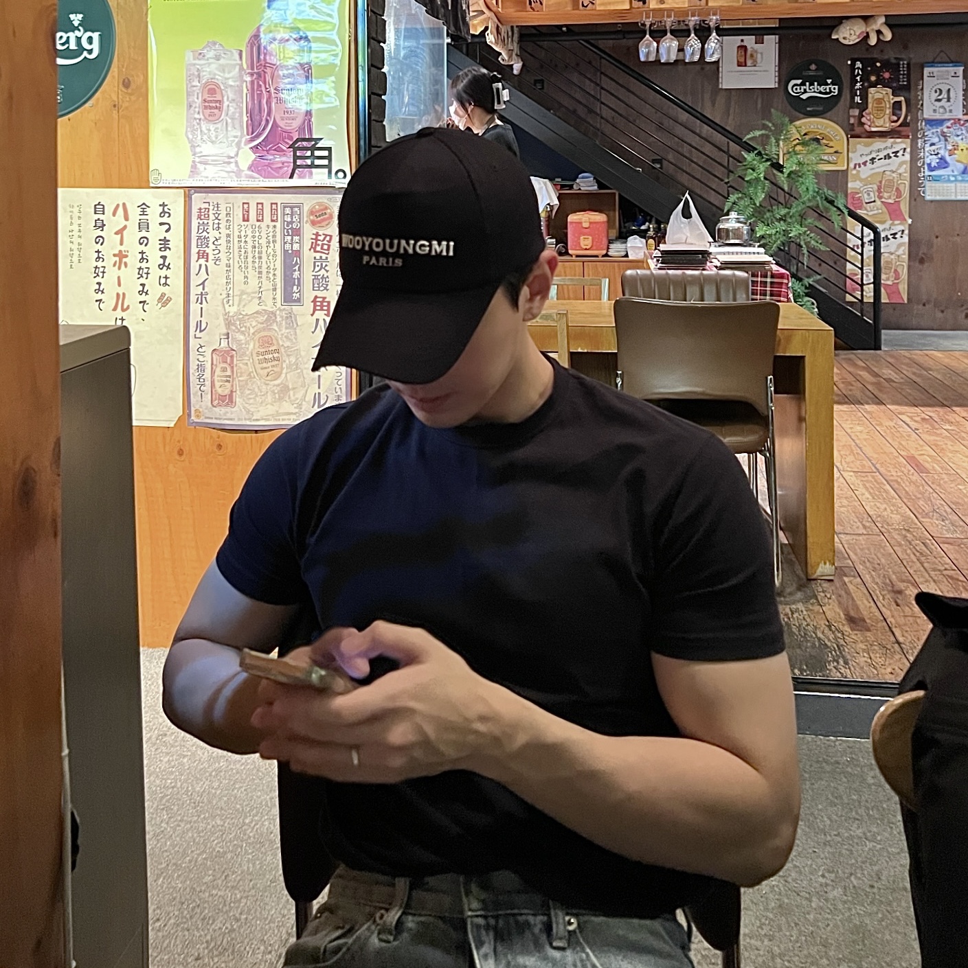 Wooyoungmi White Embroidered Logo Ball Cap Black 착용 스타일
