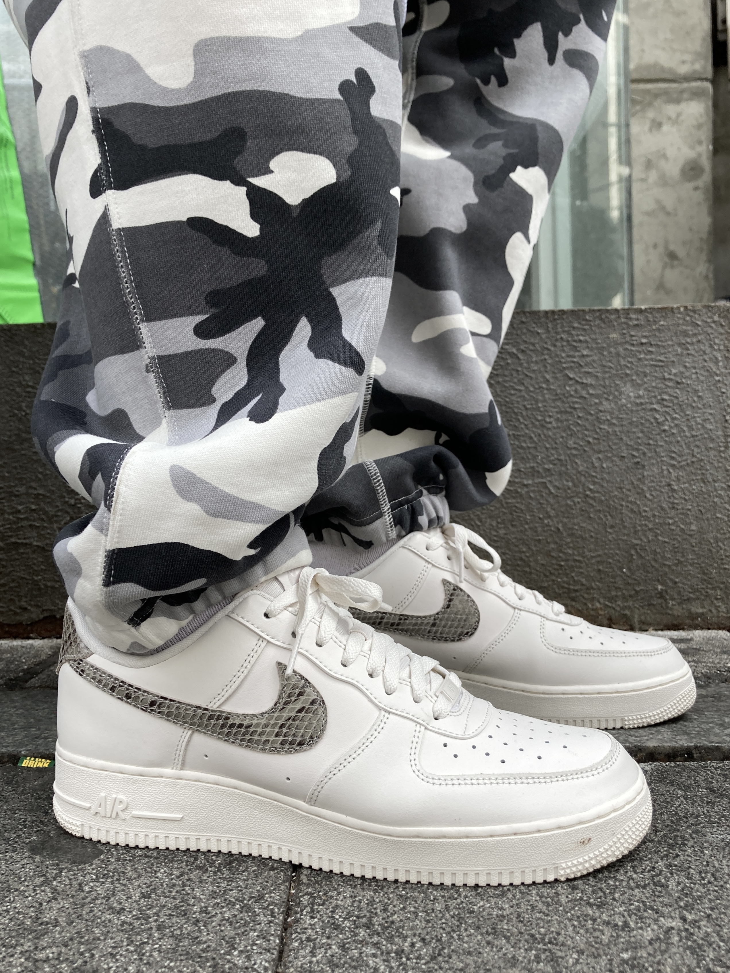 (W) Nike Air Force 1 '07 Phantom Light Iron Ore, Nike NRG Solo Swoosh Fleece Pants Sail White Camo - US/EU 착용 스타일 - 1