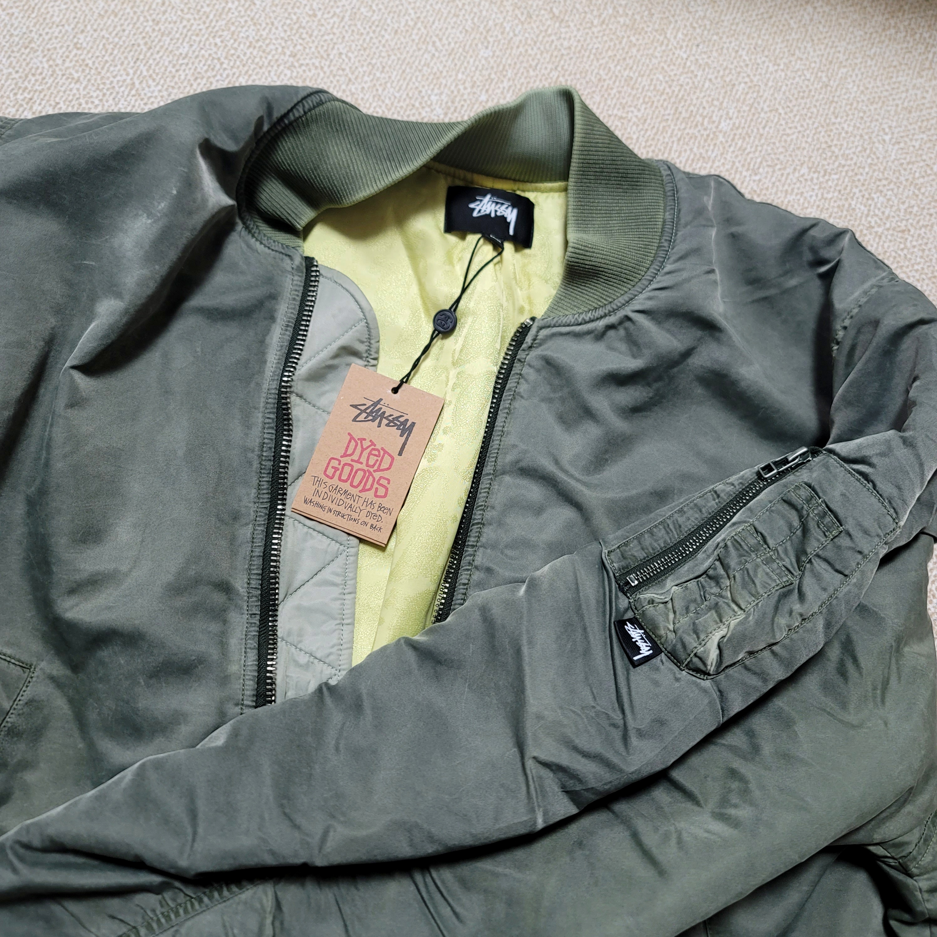 Stussy Dyed Nylon Bomber Olive 착용 스타일 - 1