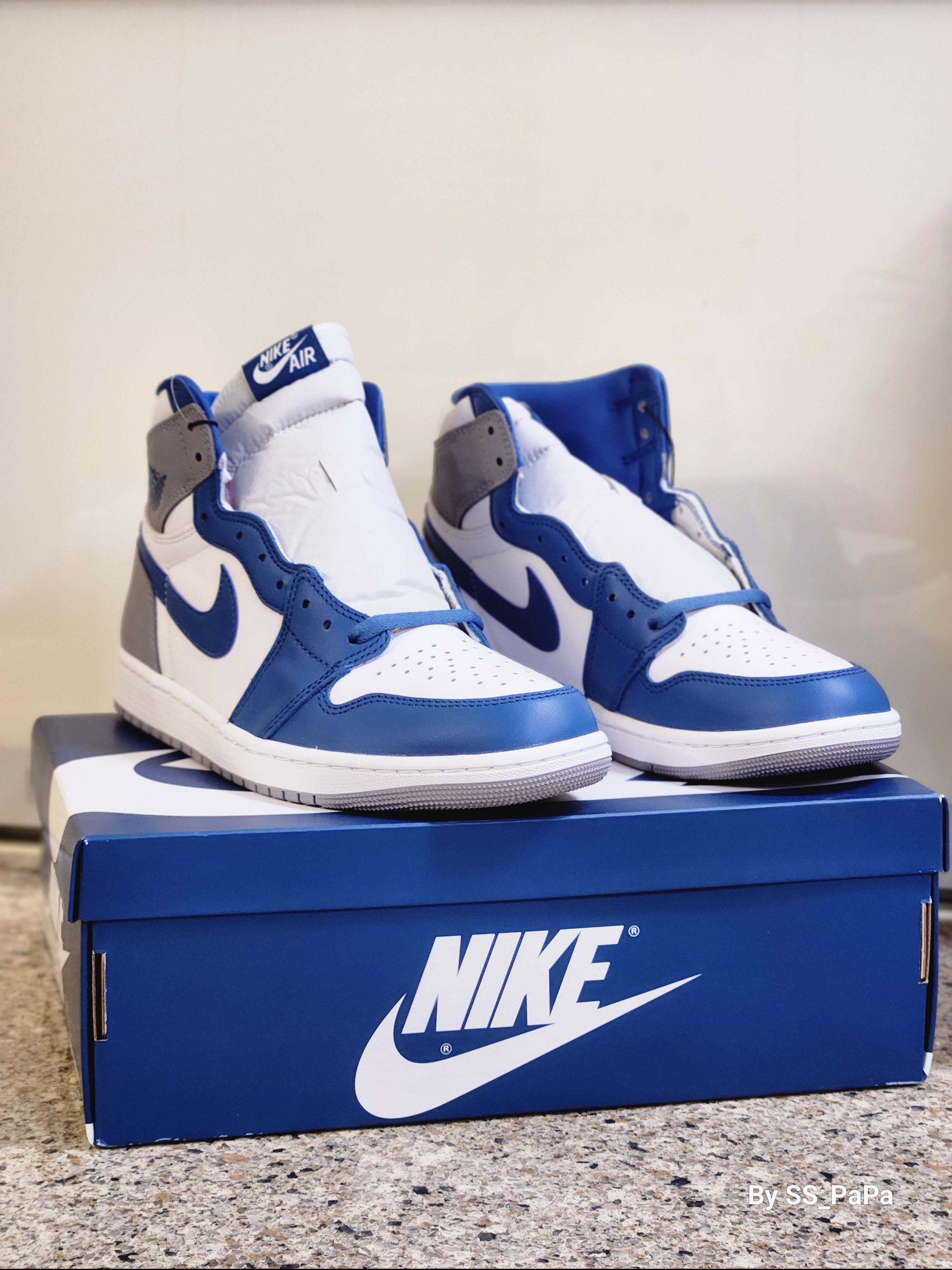 Jordan 1 Retro High OG True Blue, Nike Dunk Low Retro SE Barber Shop Grey 착용 스타일 - 1
