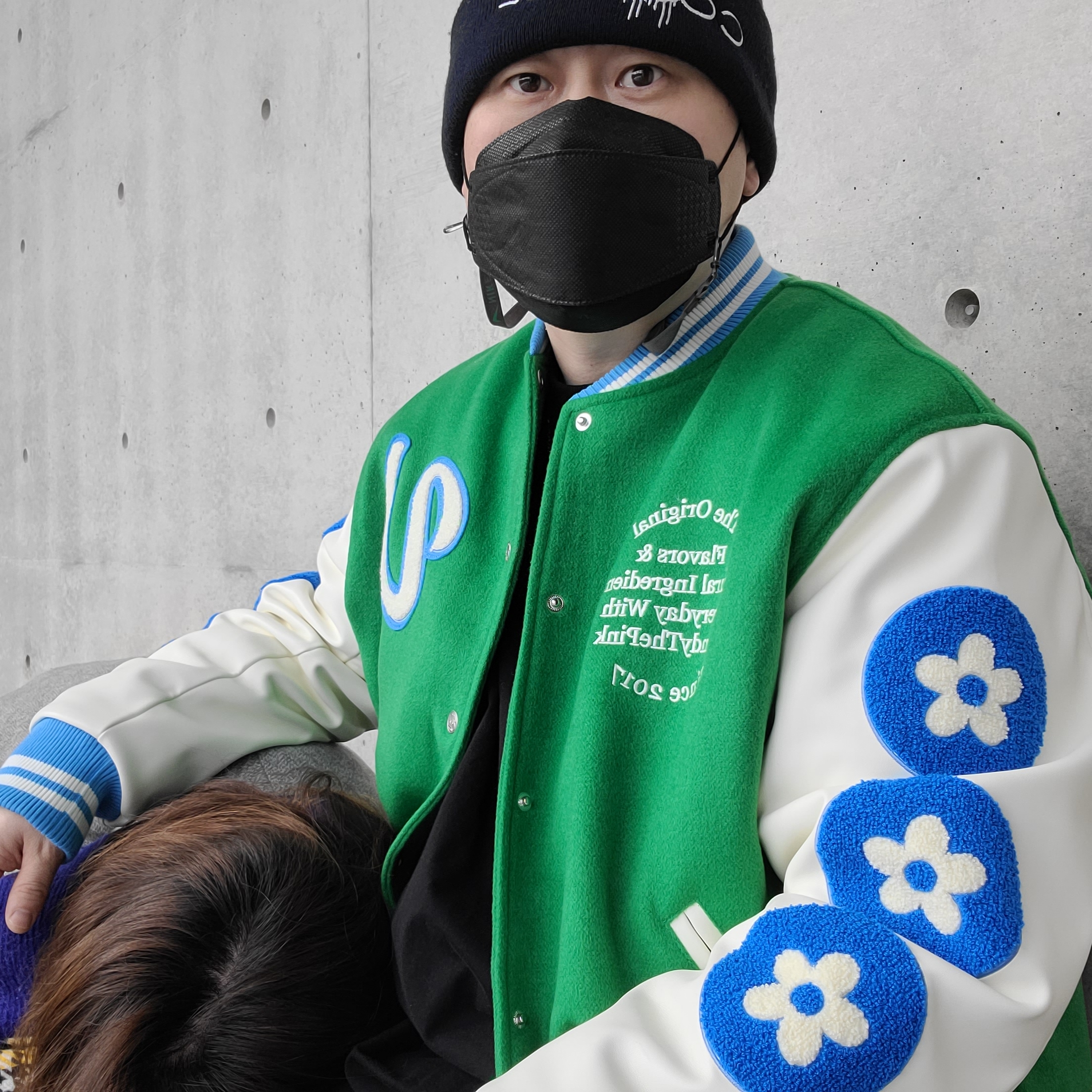 Vandy The Pink Lemonade Varsity Jacket, Jordan 1 x Travis Scott x Fragment Retro Low OG SP Military Blue 착용 스타일 - 3