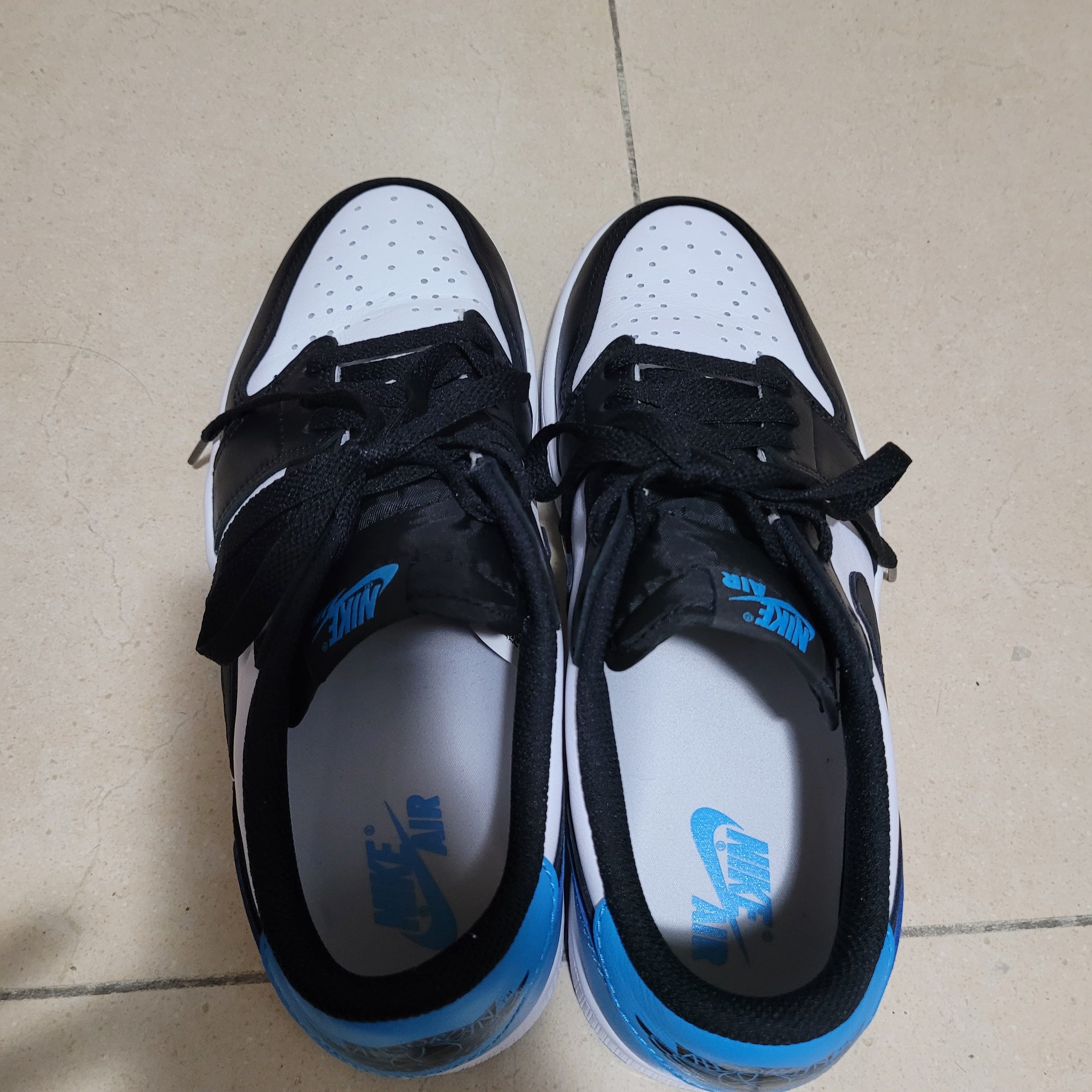Jordan 1 Retro Low OG Black and Dark Powder Blue 착용 스타일 - 2