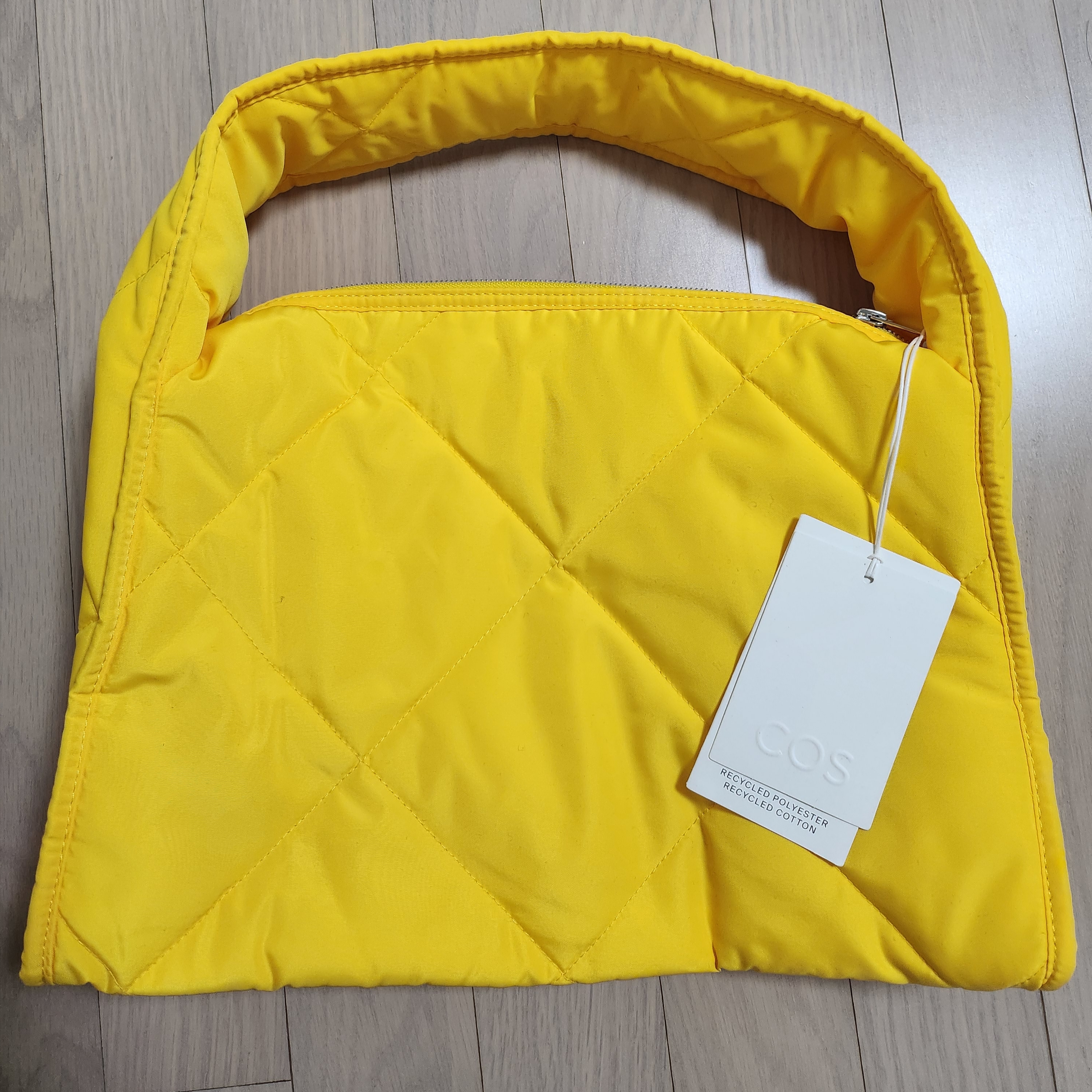 COS Diamond Quilted Hand Bag Yellow 착용 스타일
