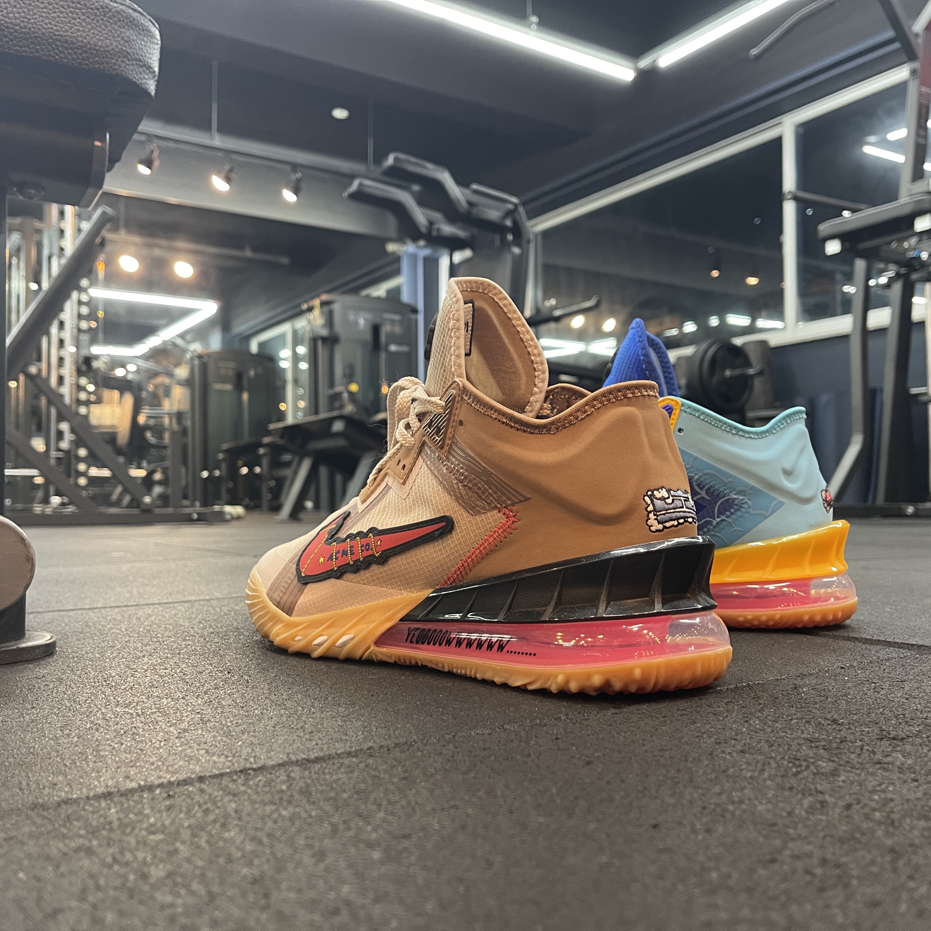 Nike LeBron 18 Low Wile E. vs Roadrunner 착용 스타일 - 4