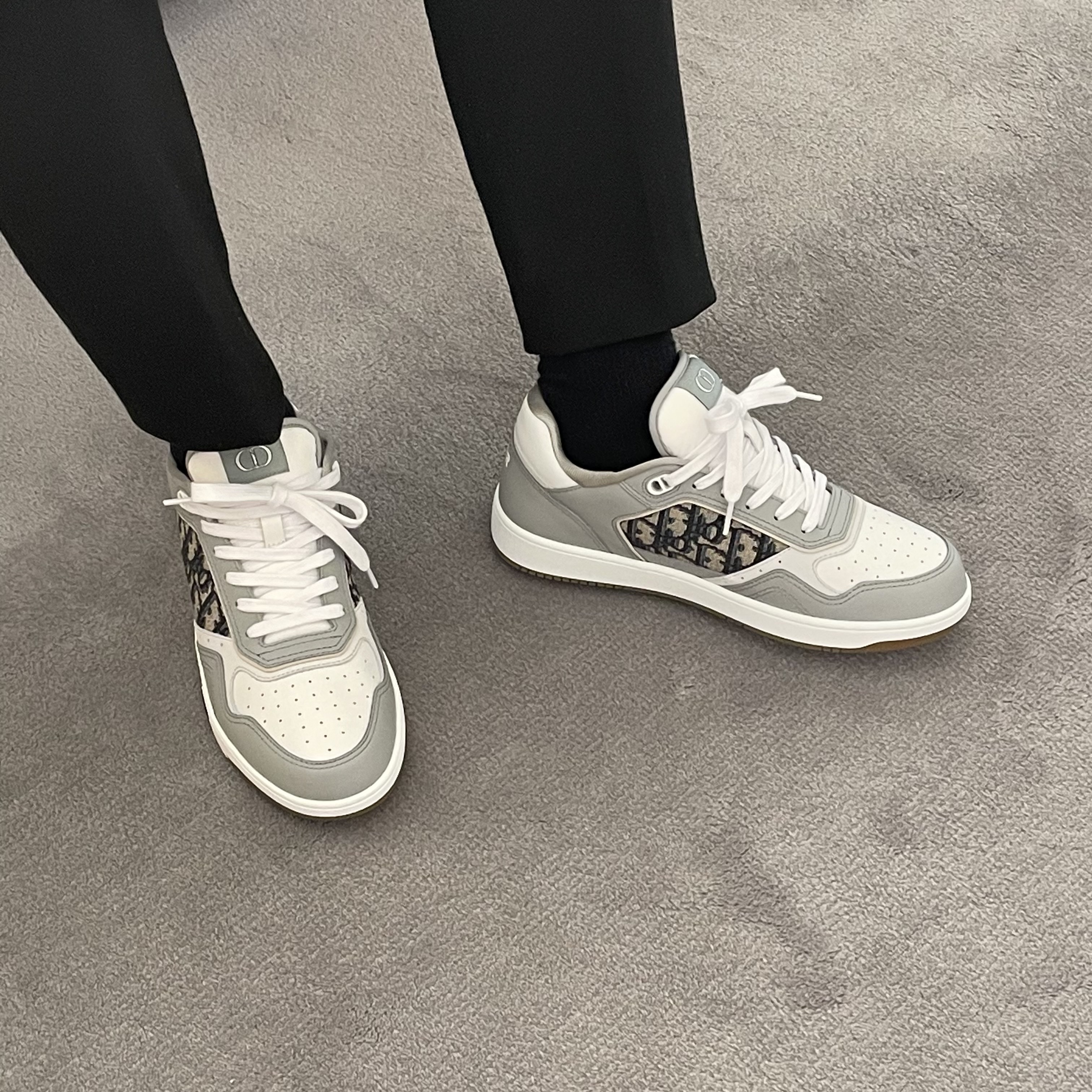 Dior B27 Low-Top Sneakers Gray 착용 스타일 - 2