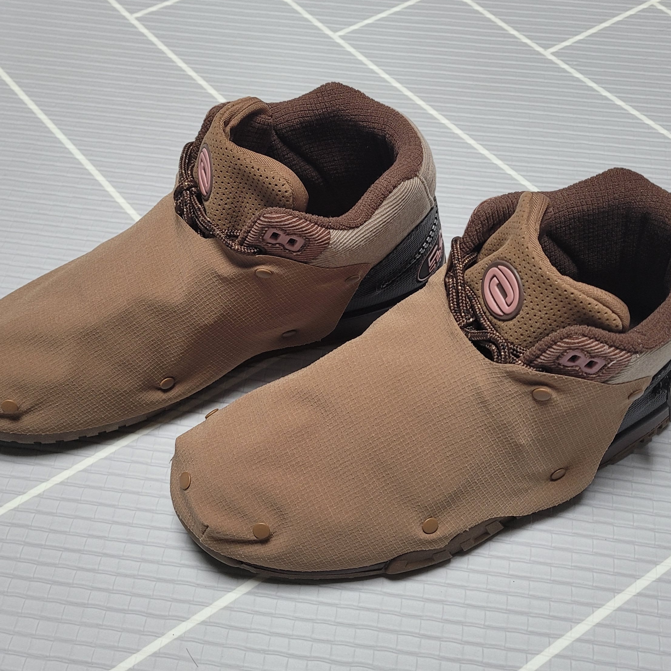 Nike x Travis Scott Air Trainer 1 Archaeo Brown and Rust Pink 착용 스타일 - 2