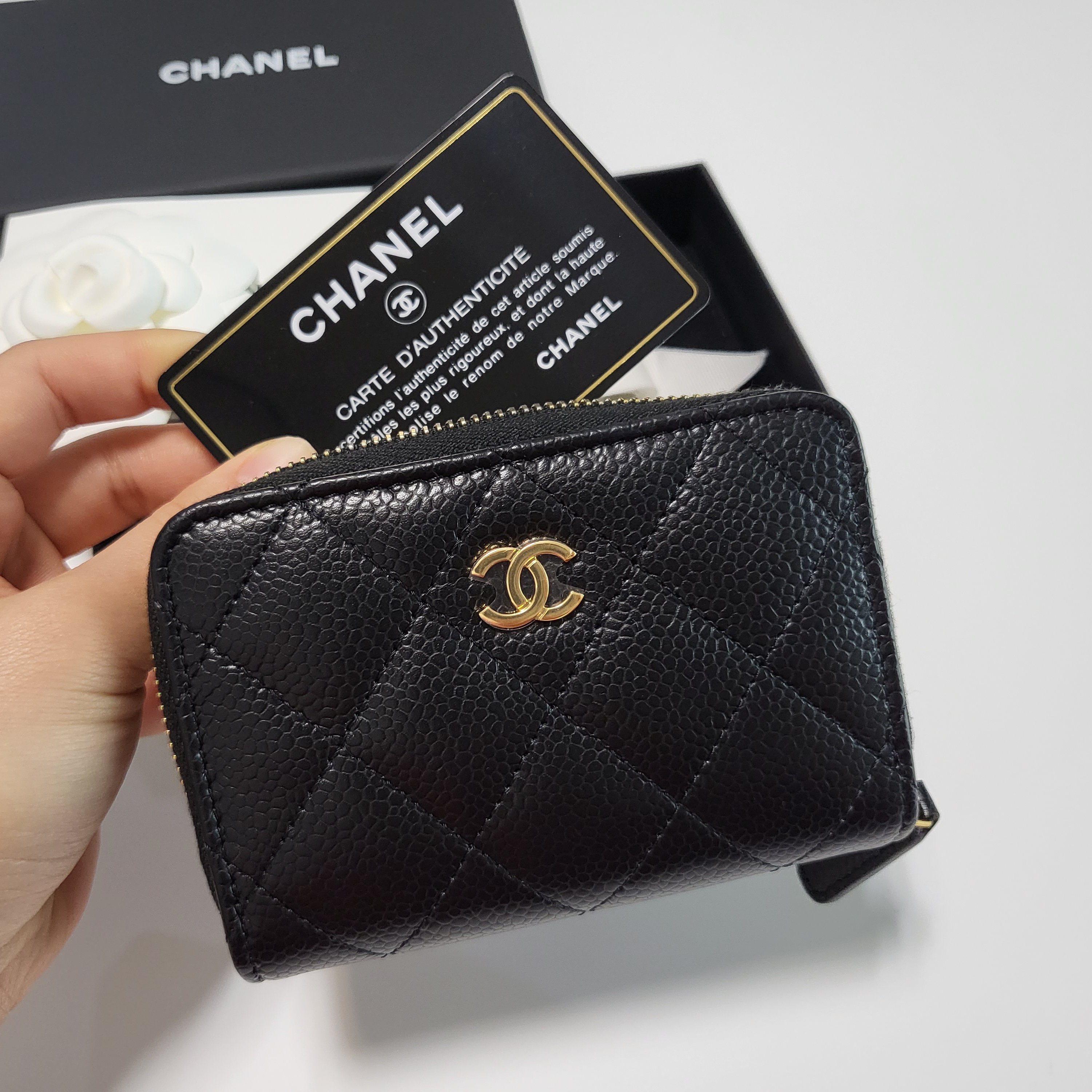 Chanel Classic Zipped Coin Purse Grained Calfskin & Gold Black 착용 스타일 - 3