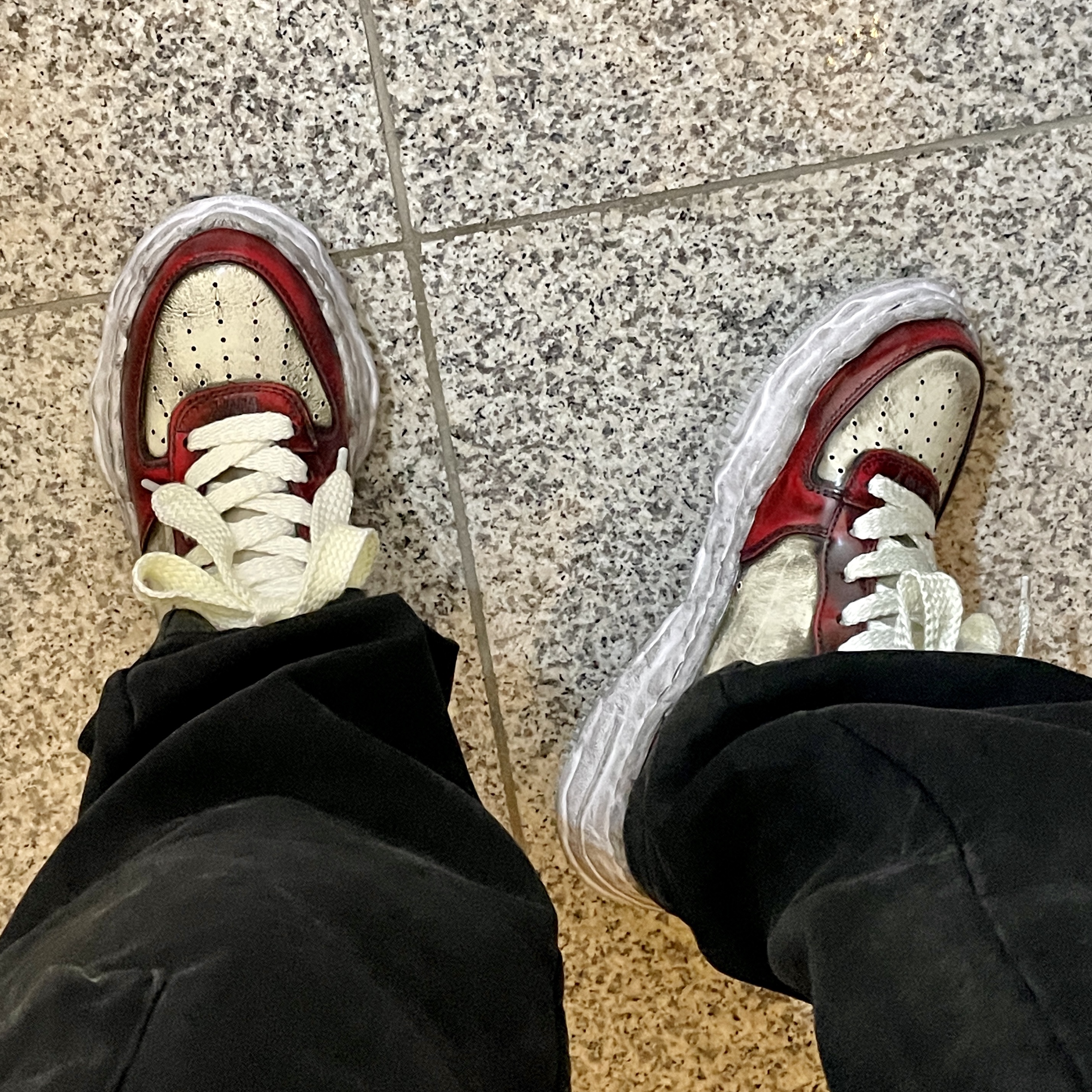 Maison Mihara Yasuhiro Wayne OG Sole Brushed Patent Low-top Sneakers Red 착용 스타일