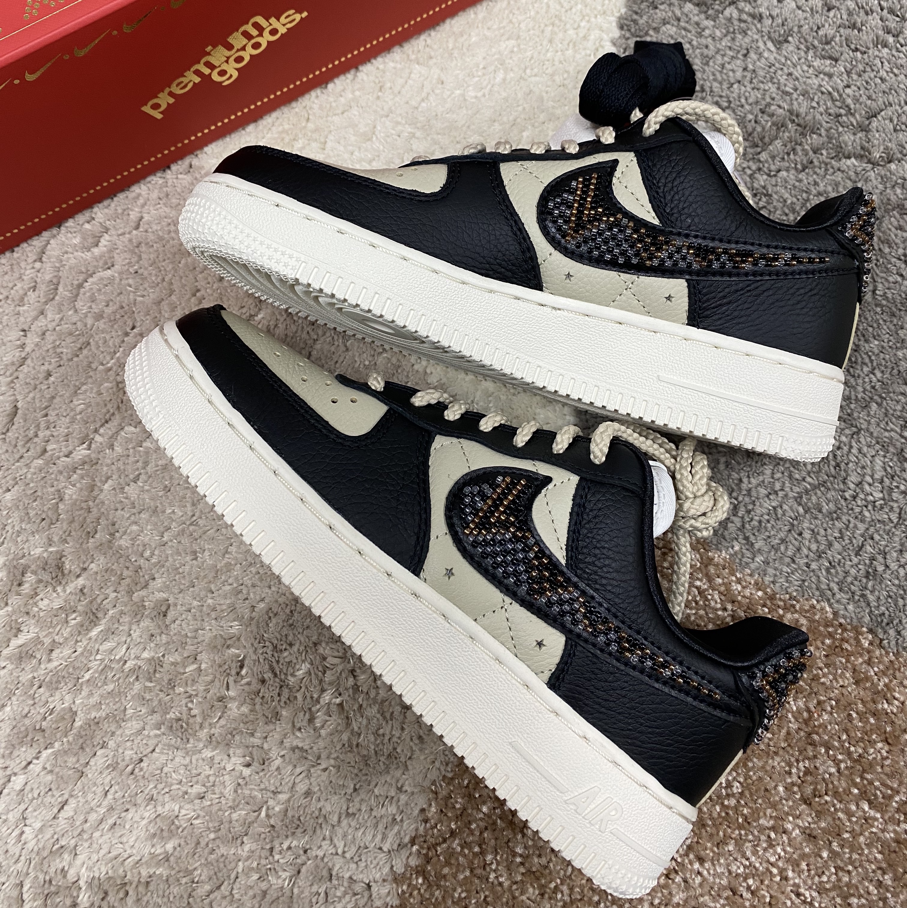 (W) Nike x Premium Goods Air Force 1 Low Black Sand 착용 스타일 - 1