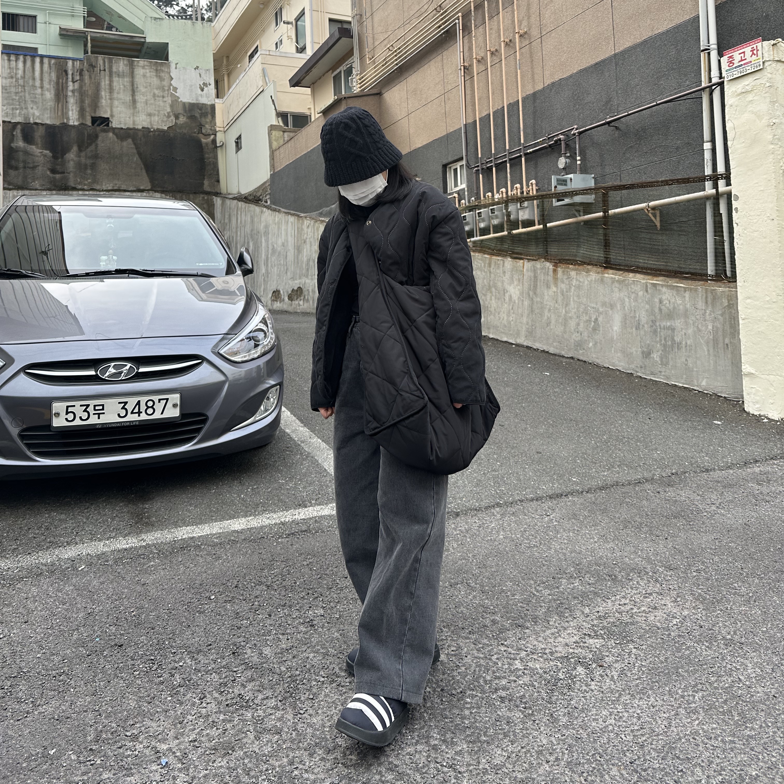 COS Diamond Quilted Oversized Shoulder Bag Black, Adidas Puffylette Core Black 착용 스타일