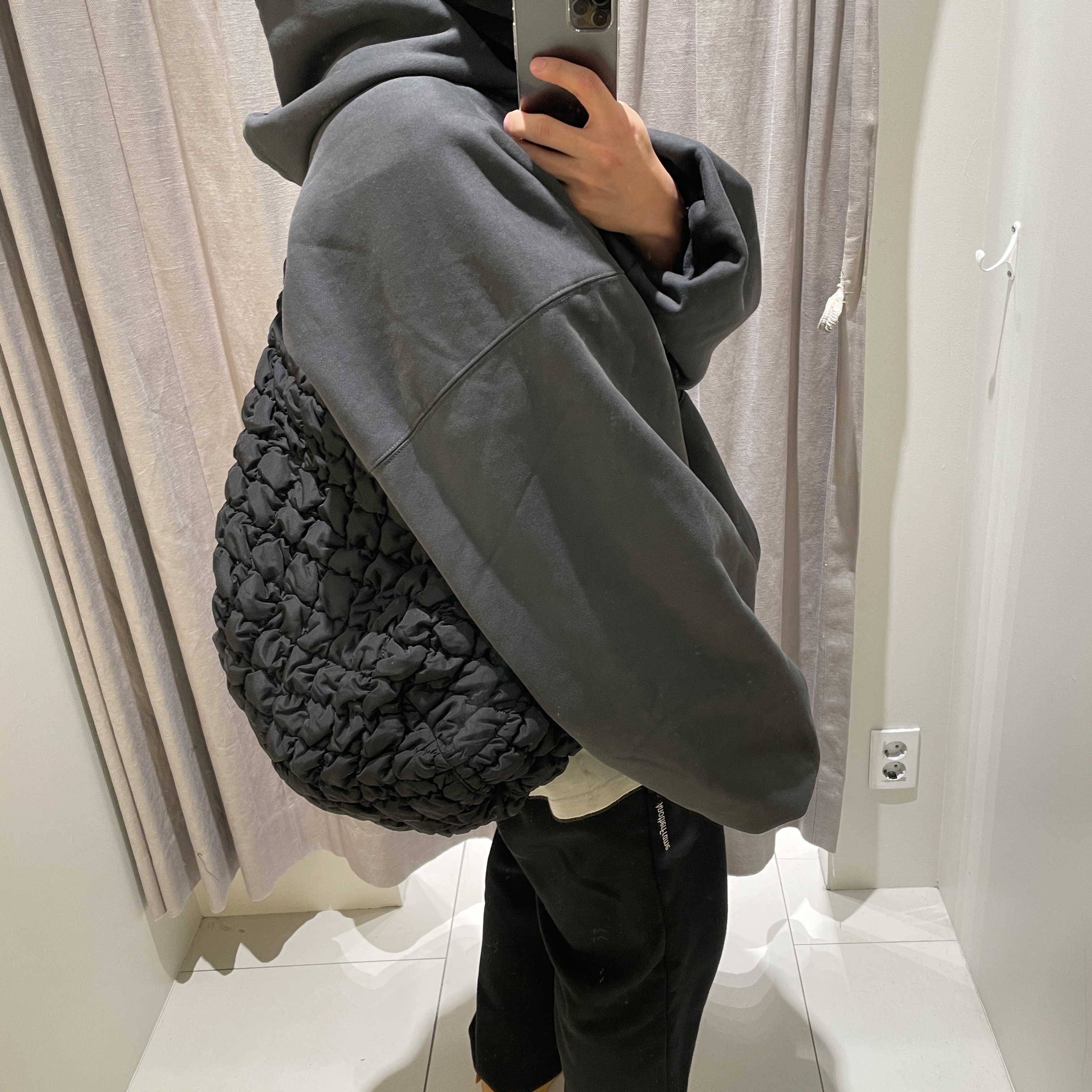 COS Quilted Oversized Shoulder Bag Black, Yeezy Gap Engineered By Balenciaga Dove Hoodie Black 착용 스타일