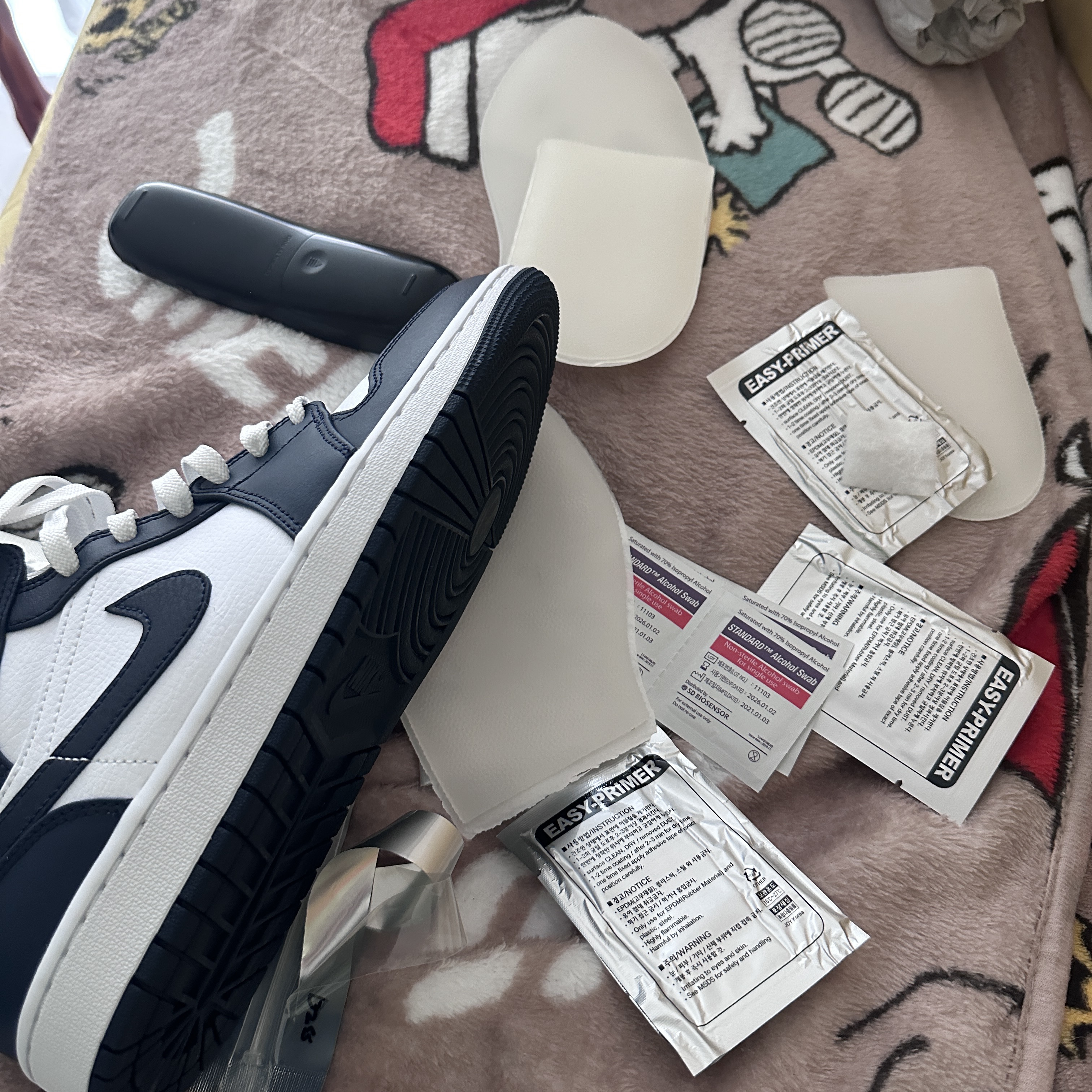 Jordan 1 Mid White Metallic Gold Obsidian 착용 스타일 - 3