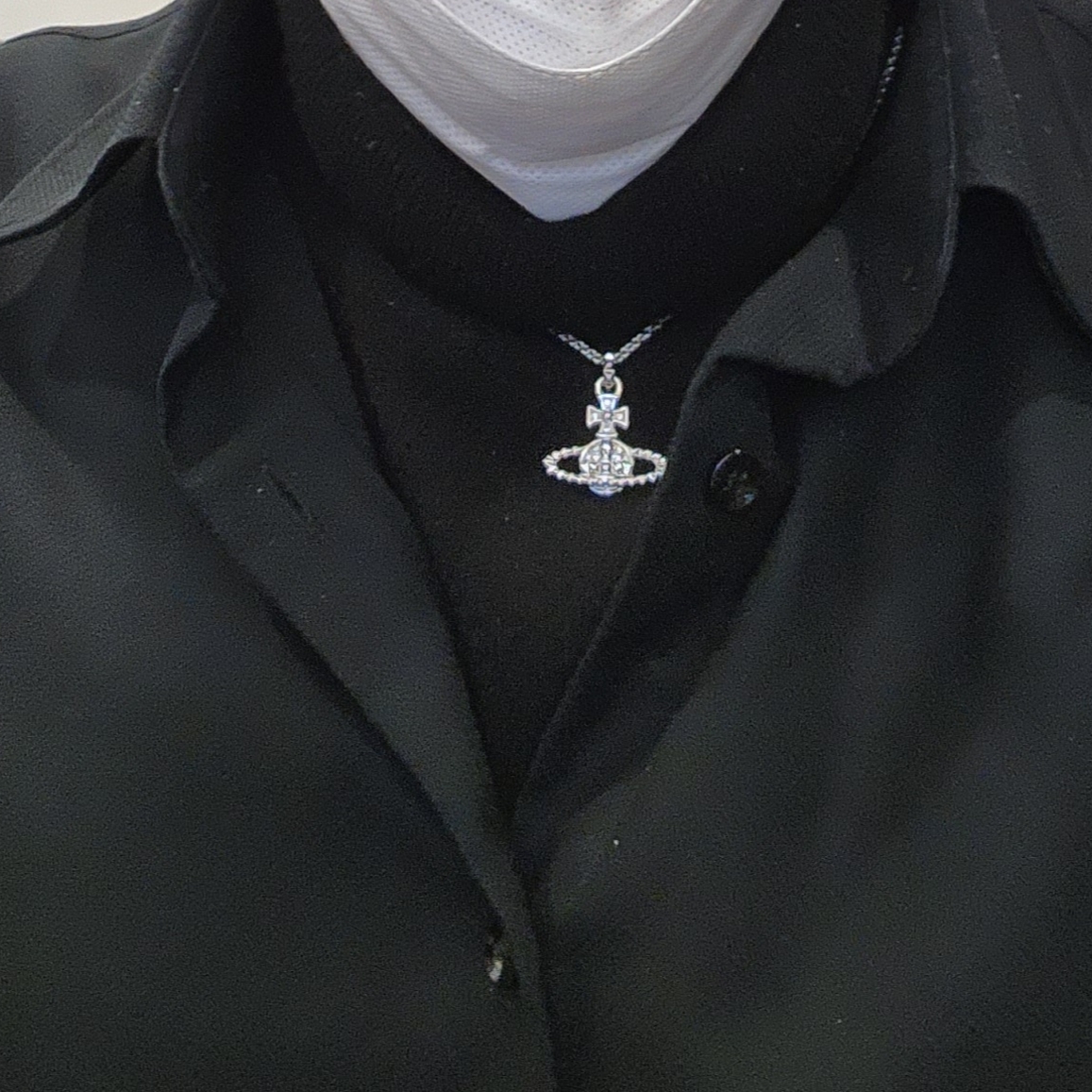 Vivienne Westwood Mayfair Bas Relief Pendant Silver 착용 스타일
