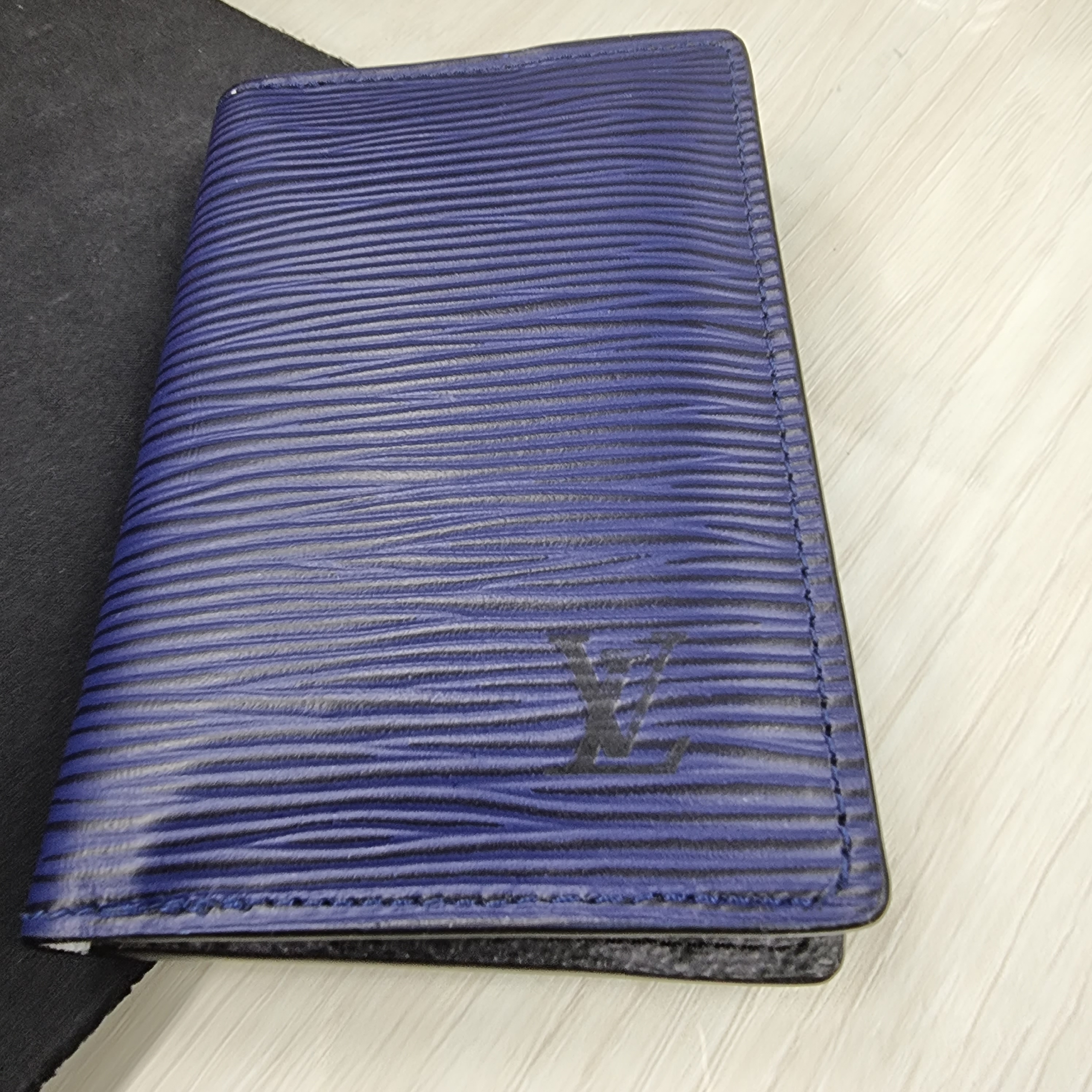 Louis Vuitton Pocket Organizer Epi Indigo Blue 착용 스타일