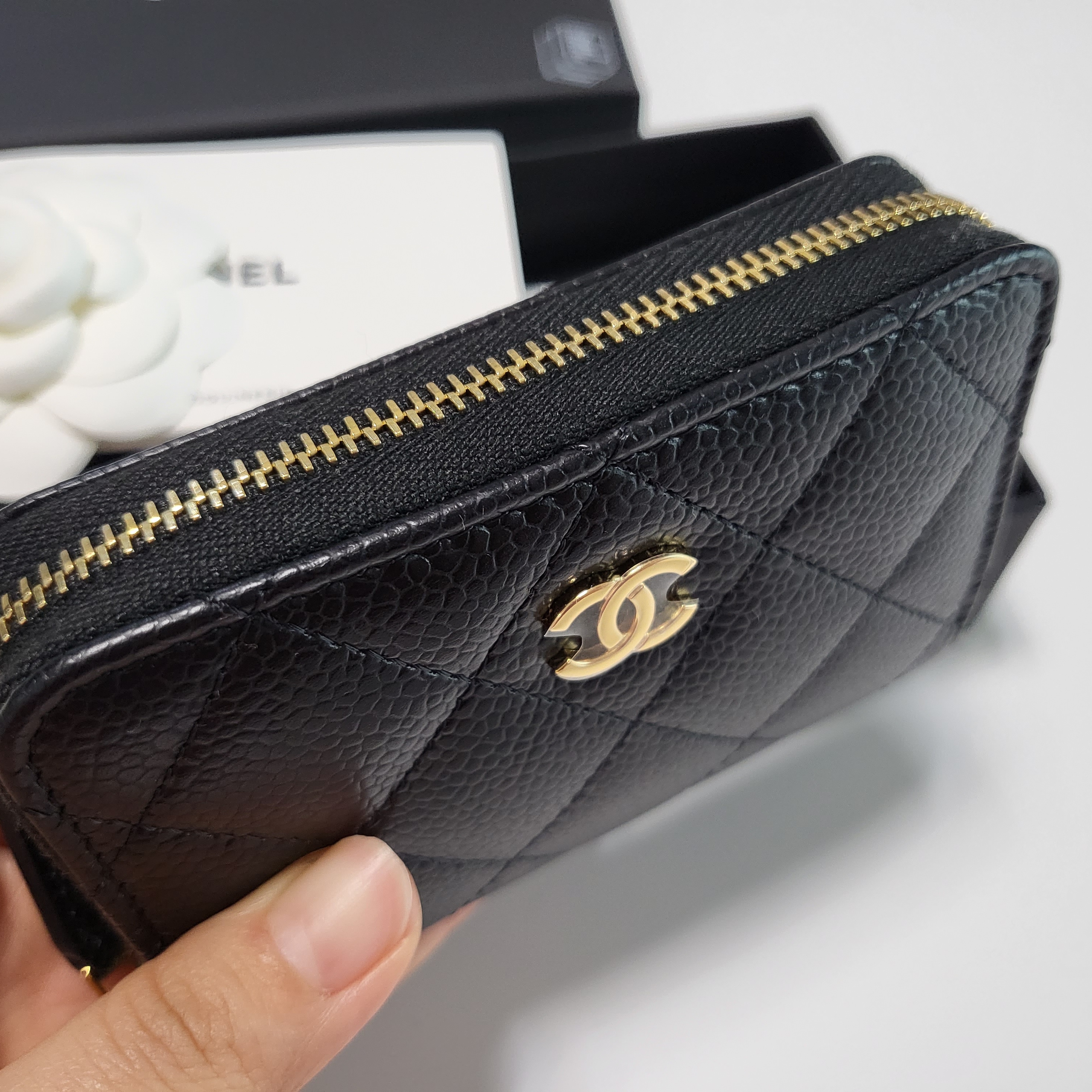 Chanel Classic Zipped Coin Purse Grained Calfskin & Gold Black 착용 스타일 - 4