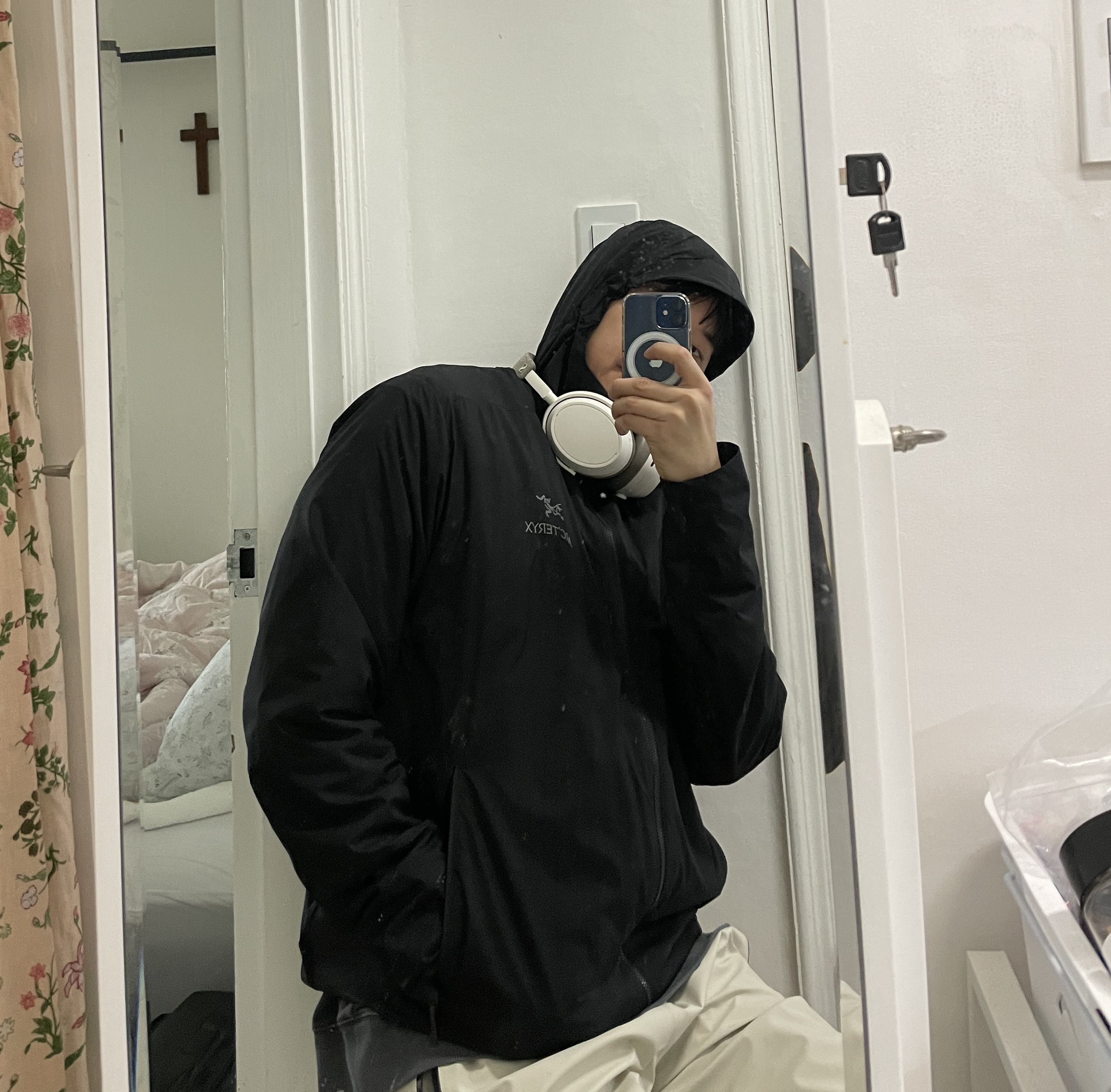 Arc'teryx Atom SL Hoody Black, Adidas Superstar Core Black White 착용 스타일 - 1