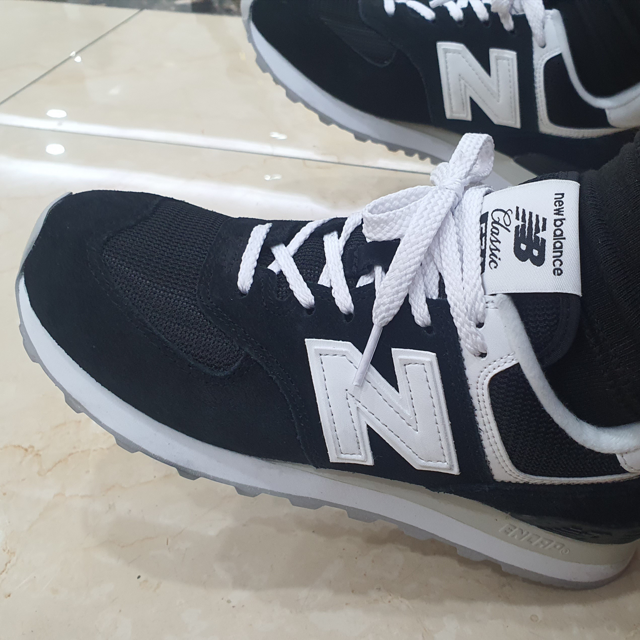 (W) New Balance 574 Black White 착용 스타일
