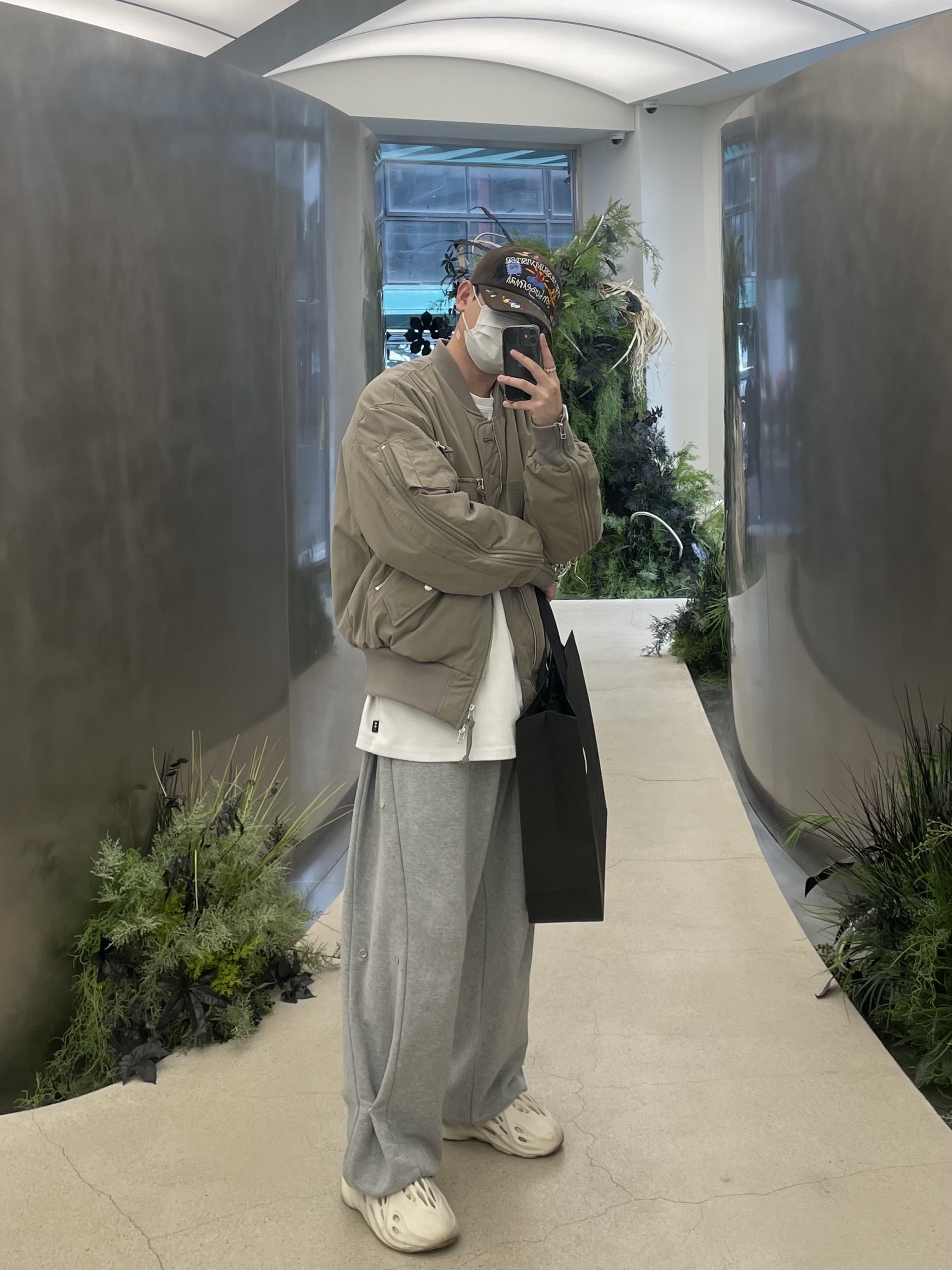 Adidas Yeezy Foam RNNR Sand, IAB Studio T-Shirt White Light Green 착용 스타일