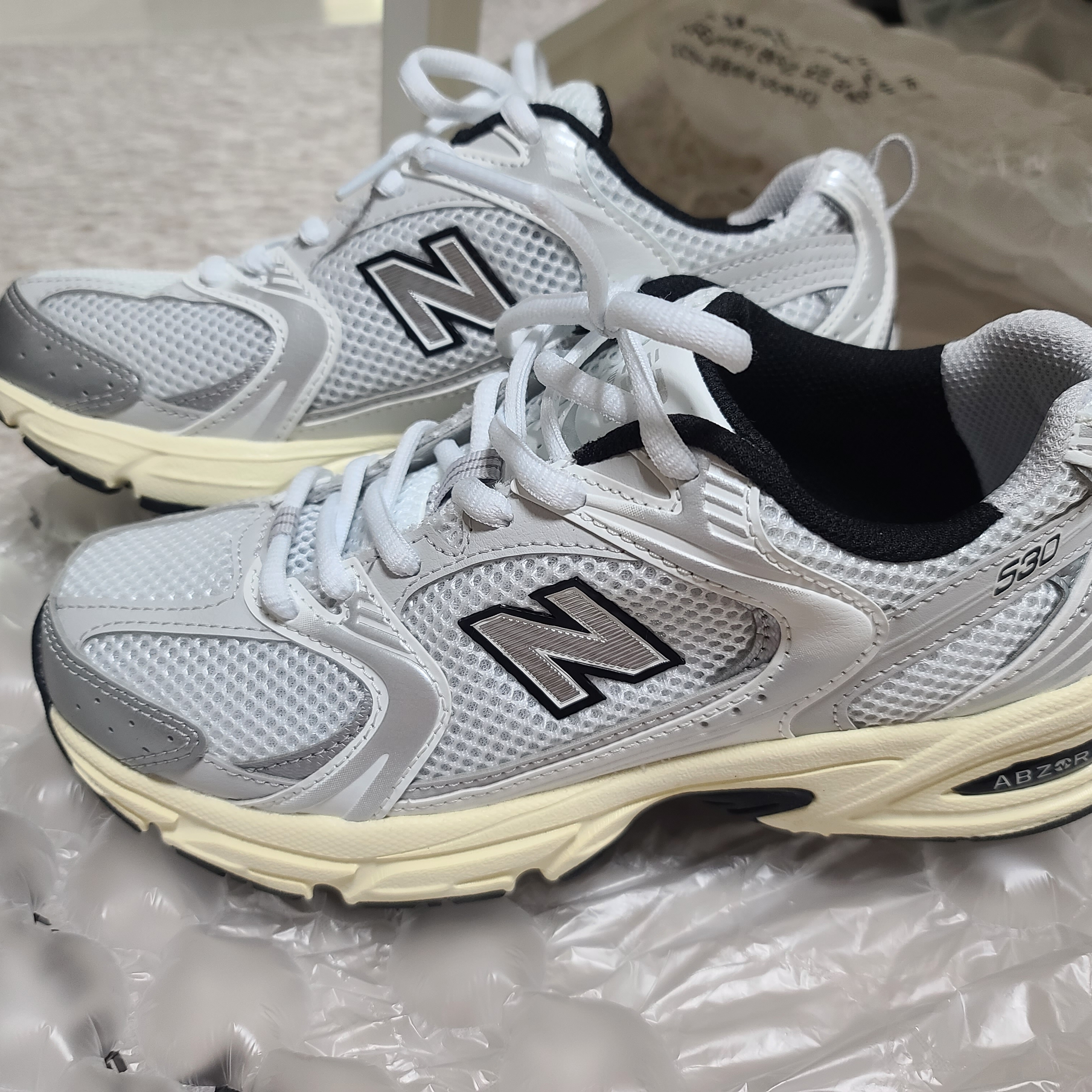 New Balance 530 Silver Cream 착용 스타일 - 4