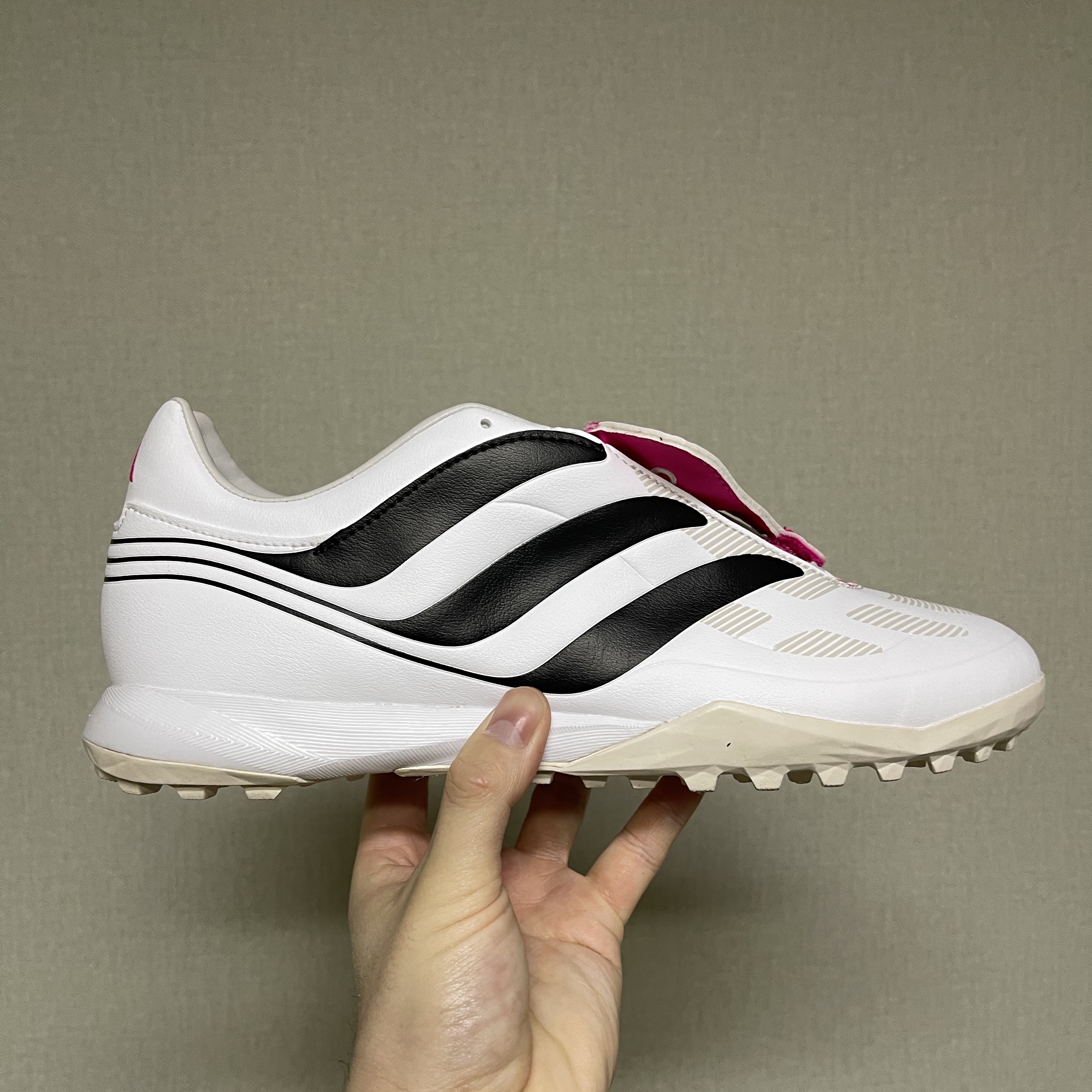 Adidas Predator Precision.3 TF Cloud White Team Shock Pink 착용 스타일 - 2