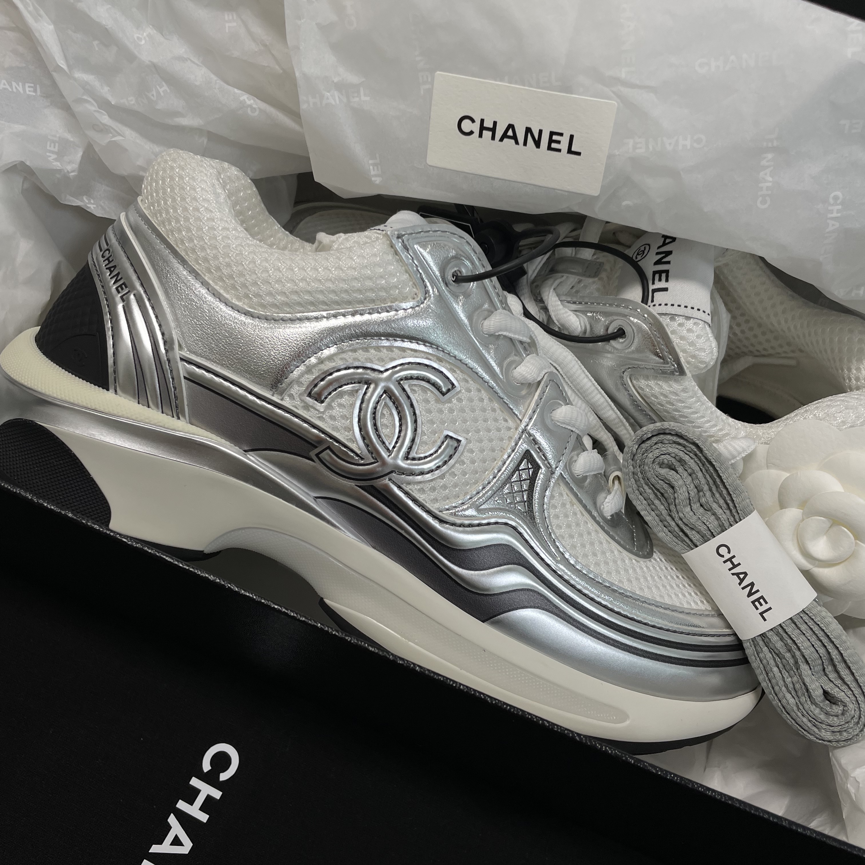 (W) Chanel Sneakers Fabric Laminated & White Silver 착용 스타일