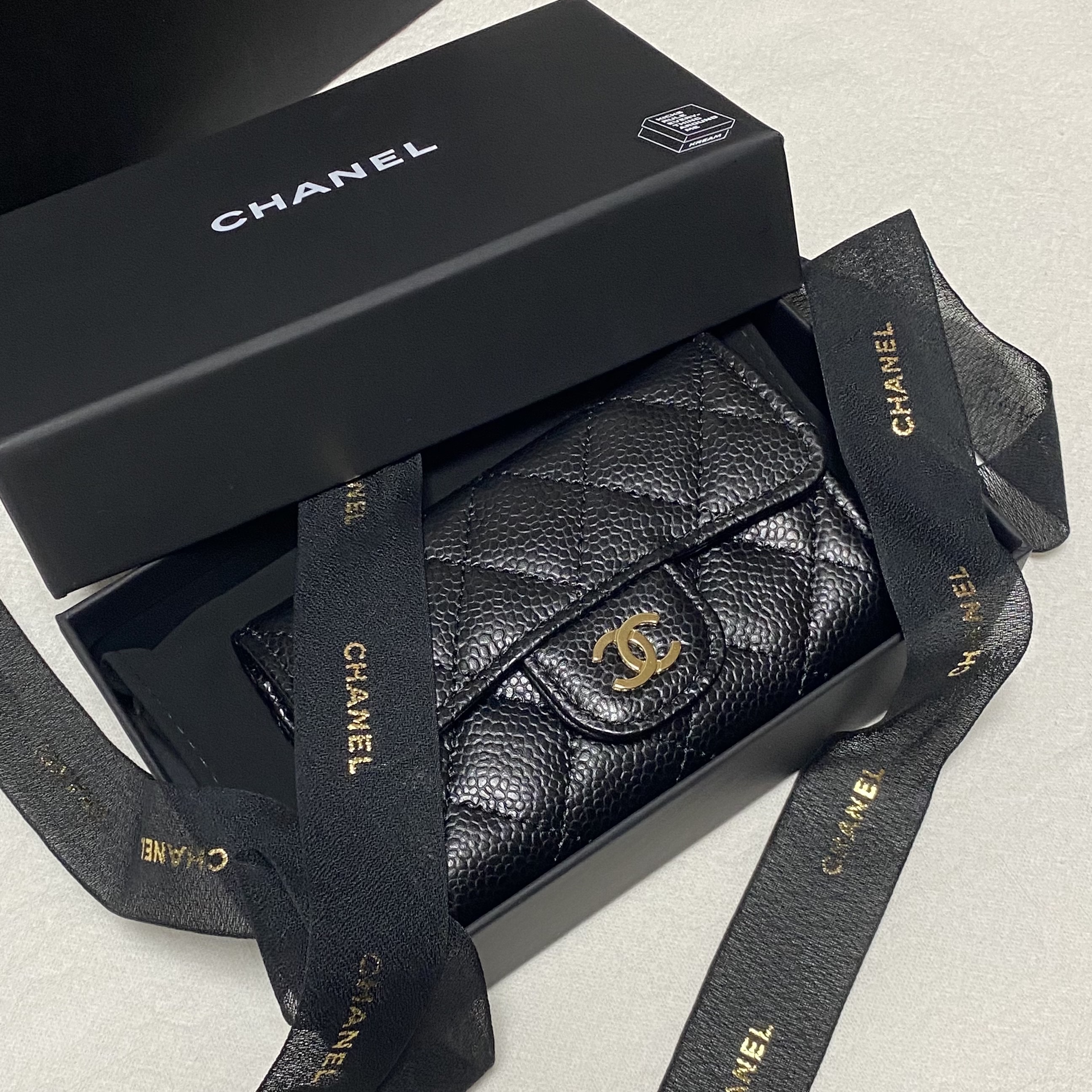 Chanel Classic Card Holder Grained Calfskin & Gold Black 착용 스타일