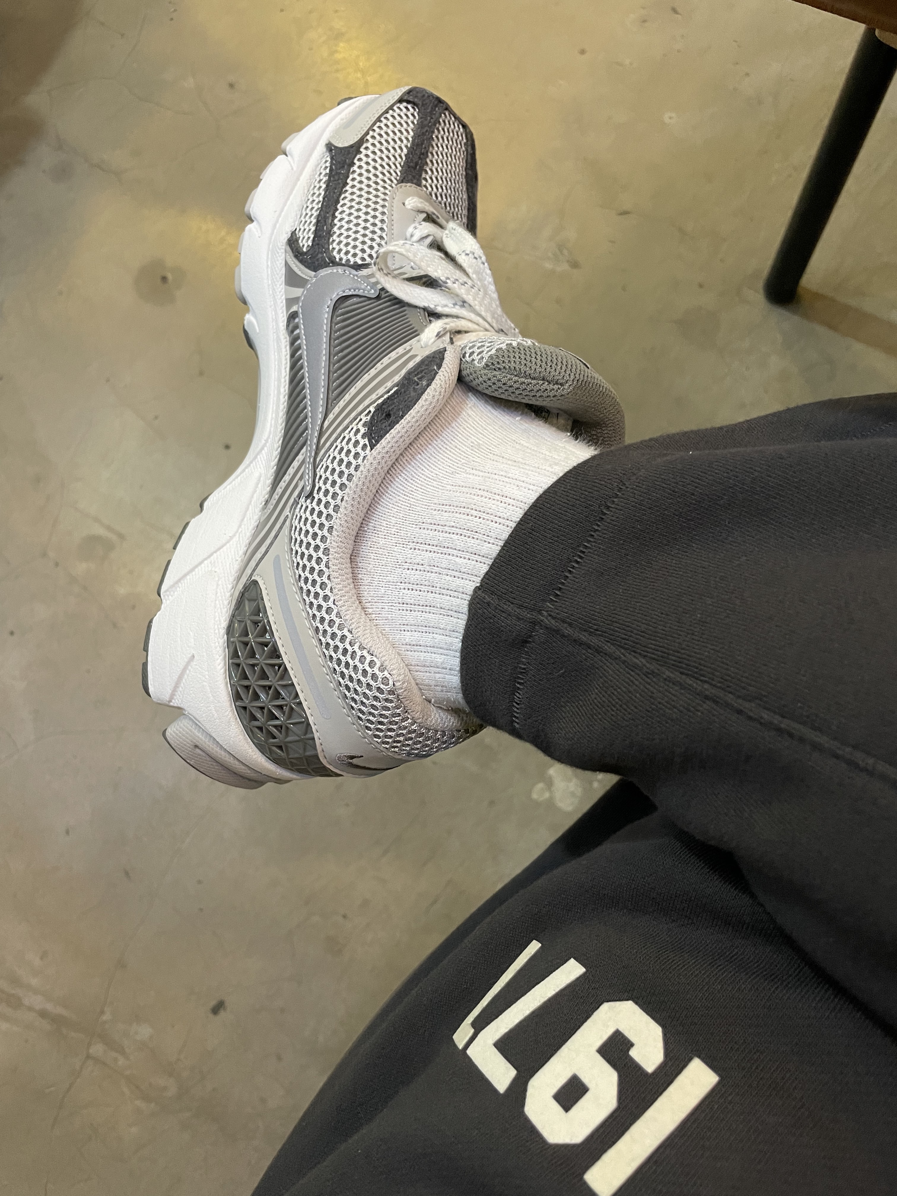 Nike Zoom Vomero 5 PRM Light Iron Ore and Flat Fewter 착용 스타일