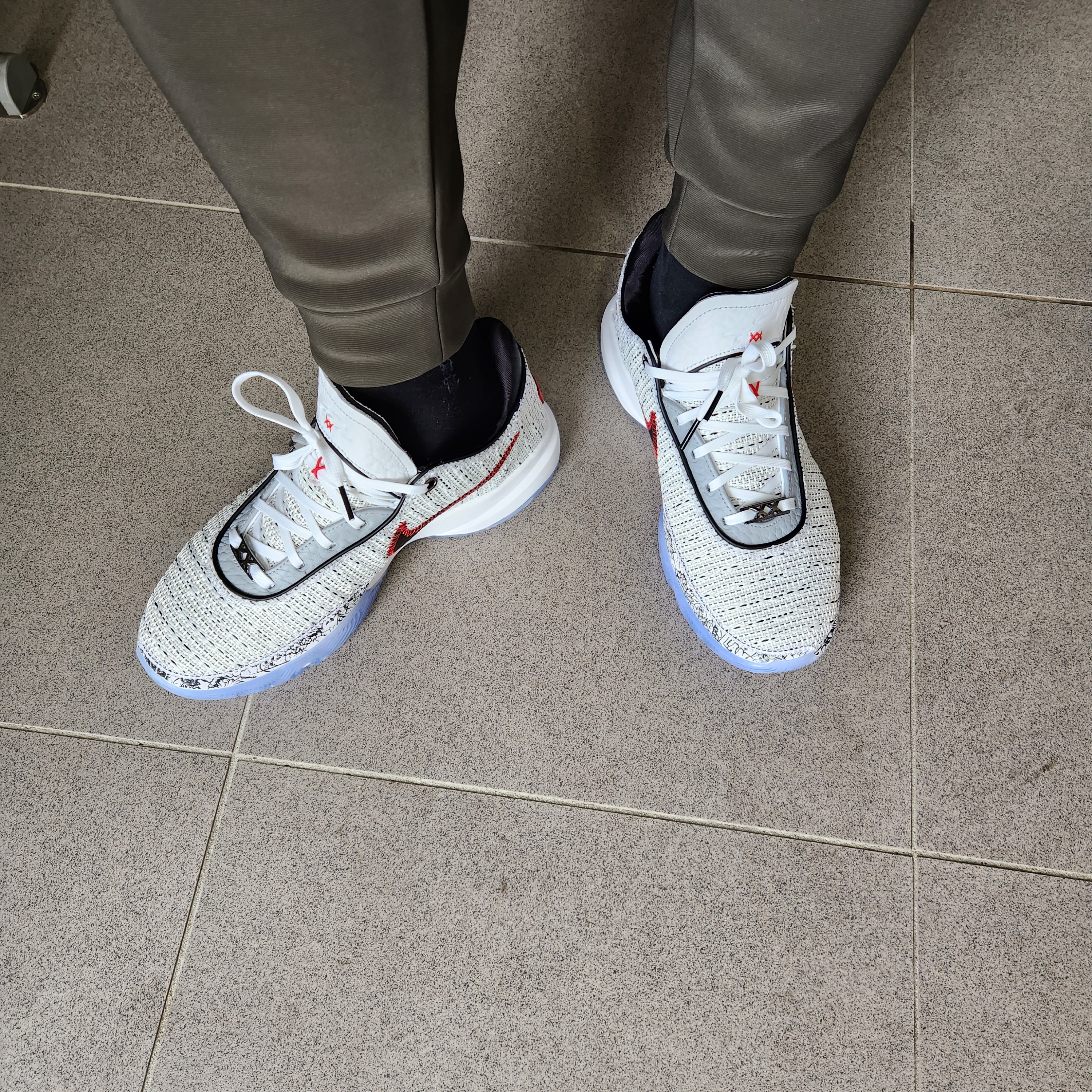 Nike LeBron XX EP White Metalic Gold 착용 스타일 - 3