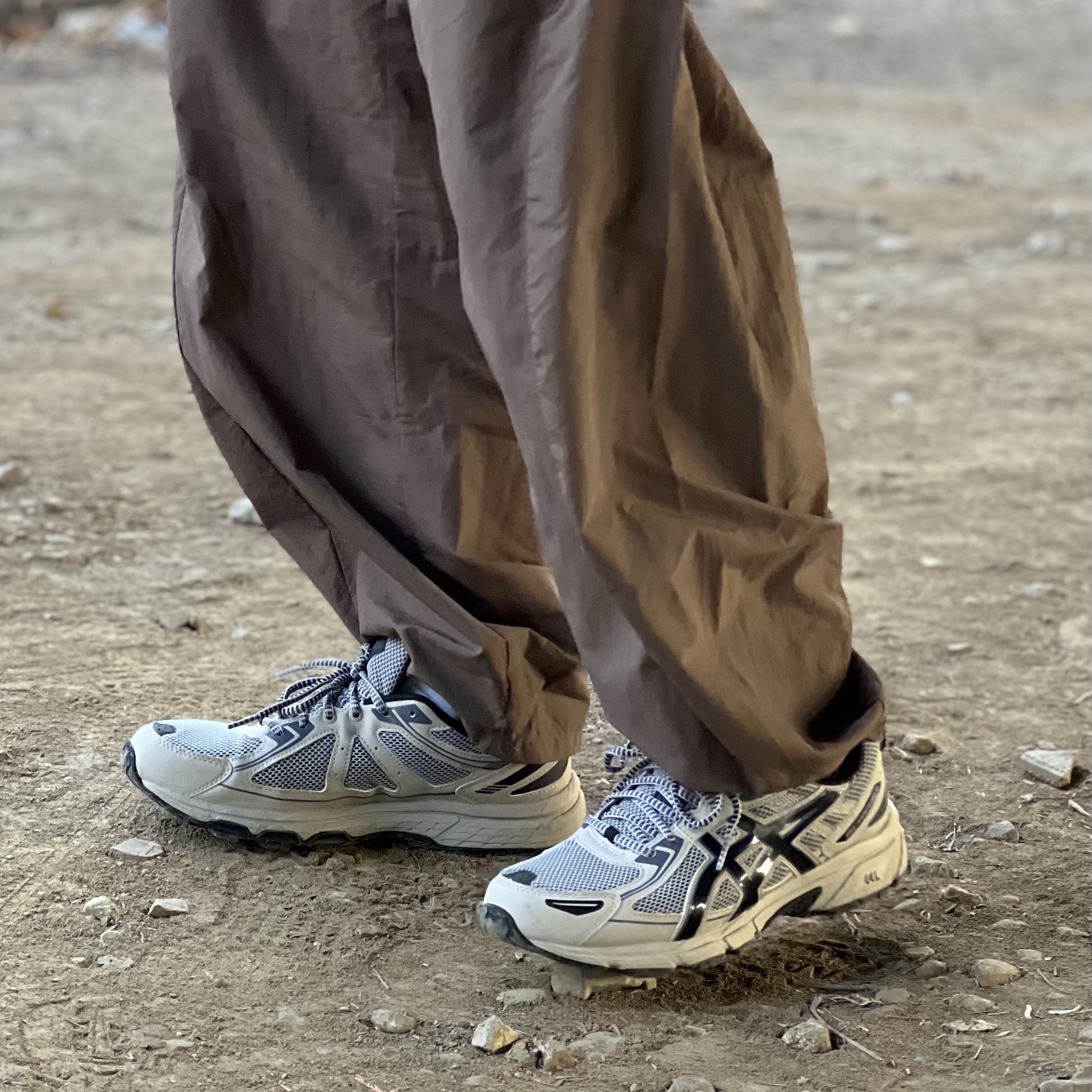 Asics Gel-Venture 6 Feather Grey Black 착용 스타일 - 2