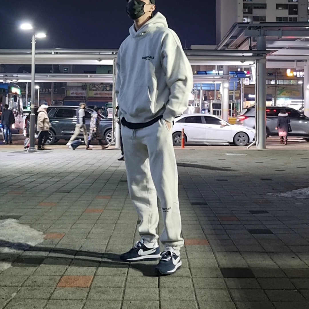 Essentials The Core Collection Hoodie Light Oatmeal, Essentials The Core Collection Sweatpants Light Oatmeal 착용 스타일