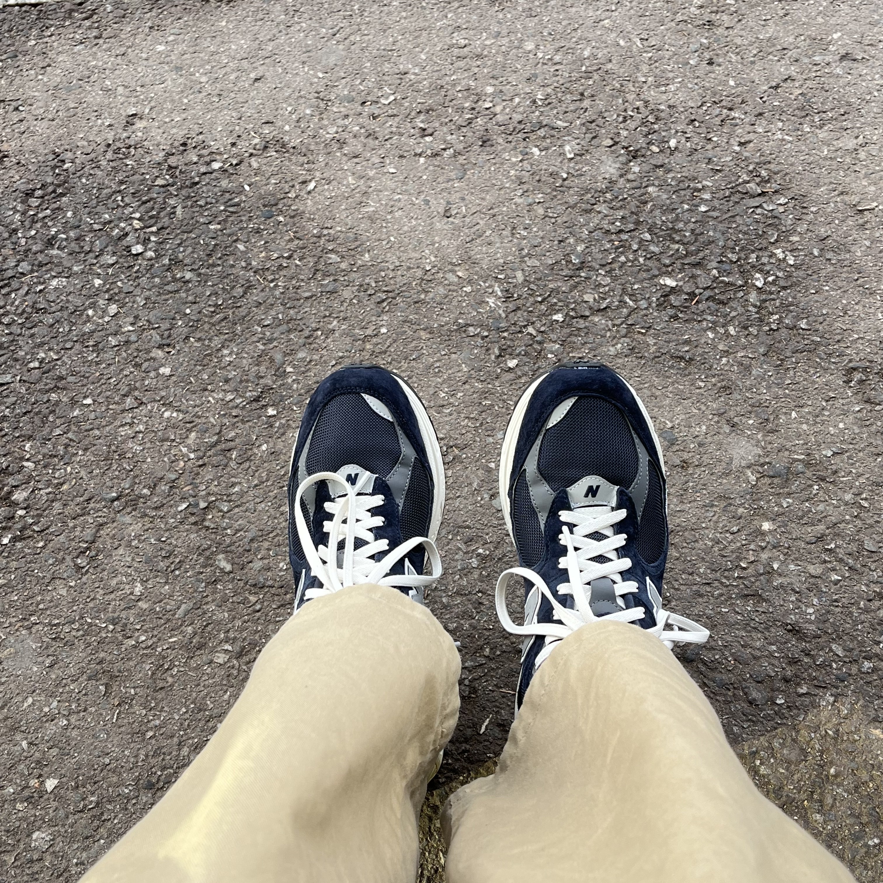 New Balance 2002R Eclipse Castlerock 착용 스타일