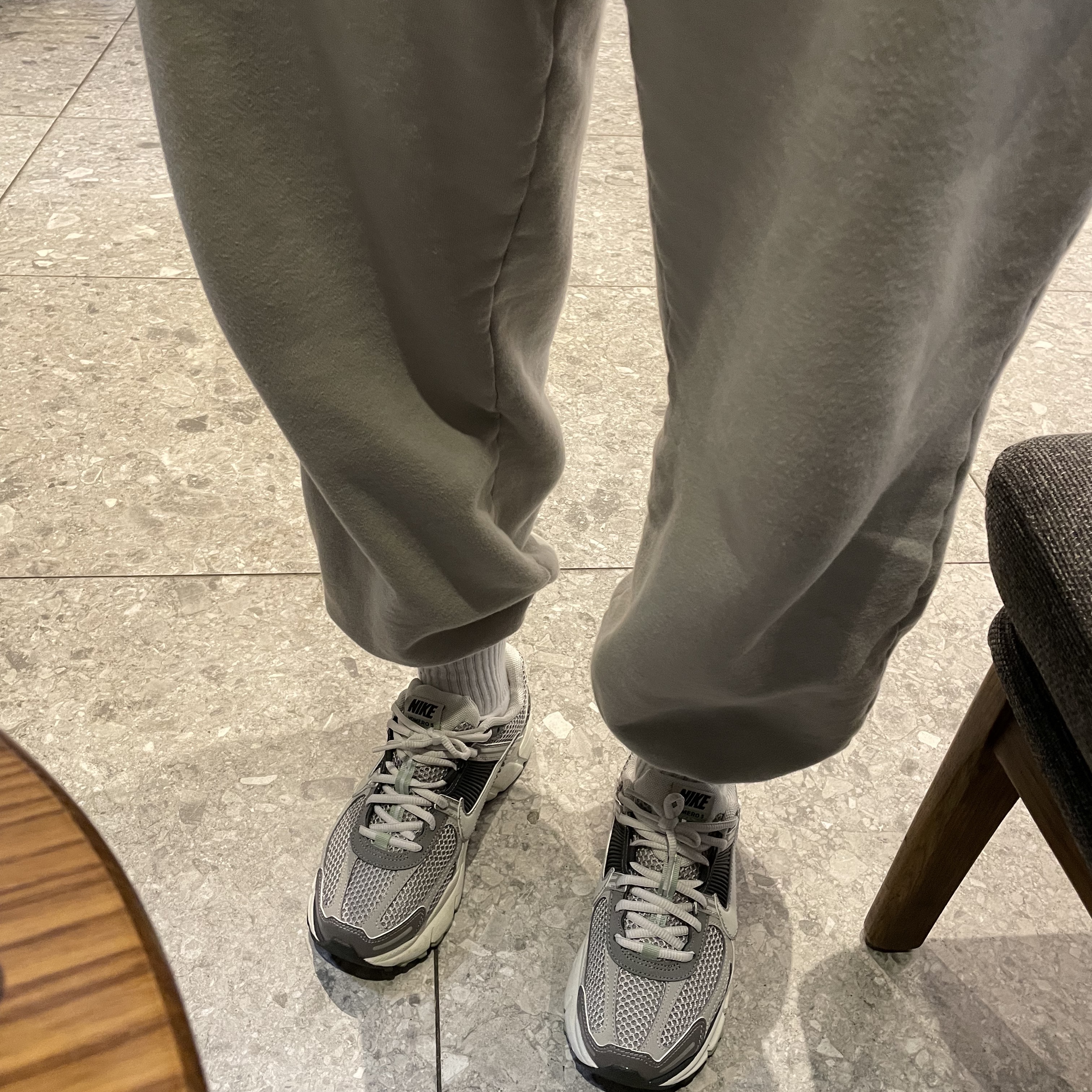 (W) Nike Zoom Vomero 5 Cobblestone and Flat Pewter 착용 스타일 - 3
