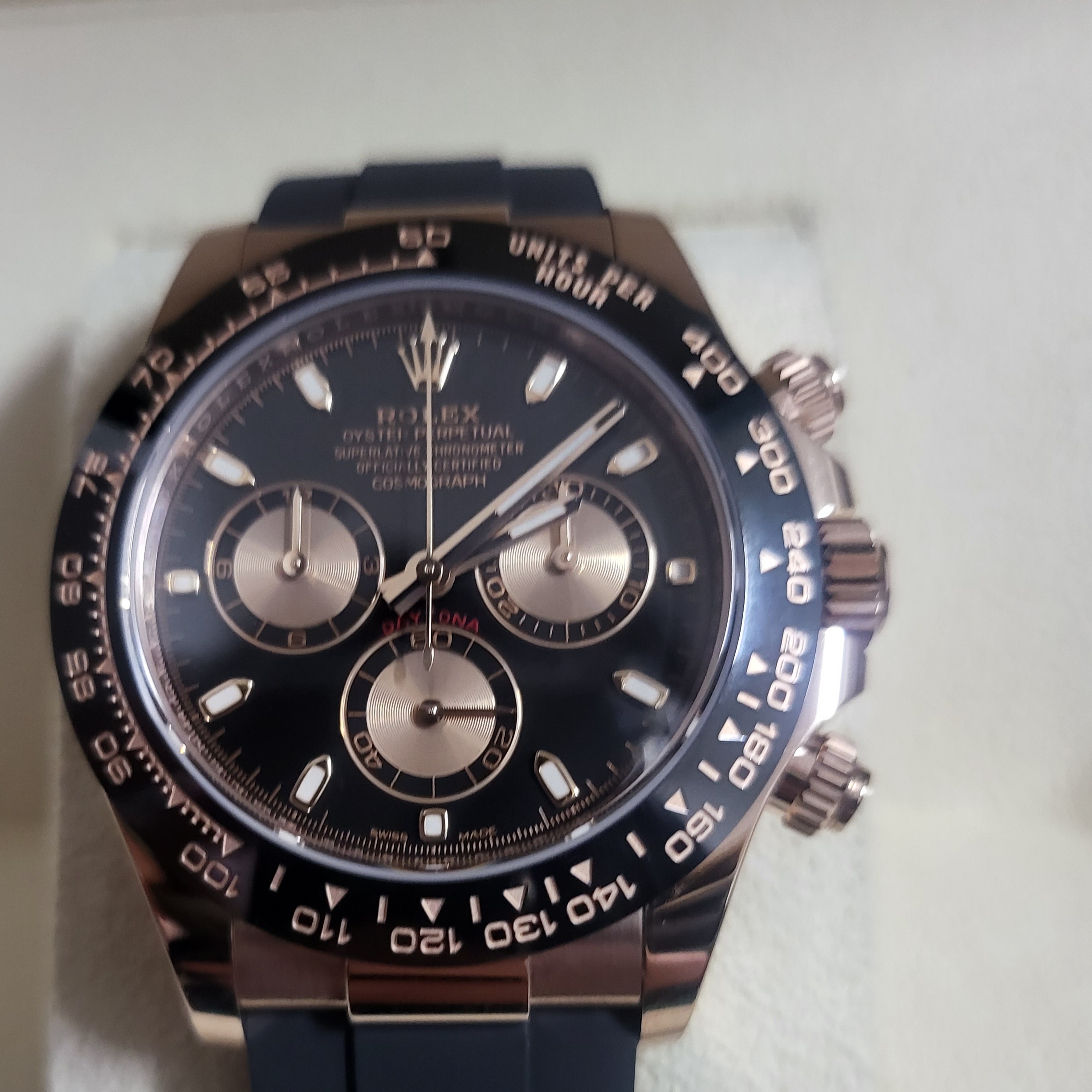 Rolex Cosmograph Daytona 40mm 116515LN Black Pink Oysterflex 착용 스타일