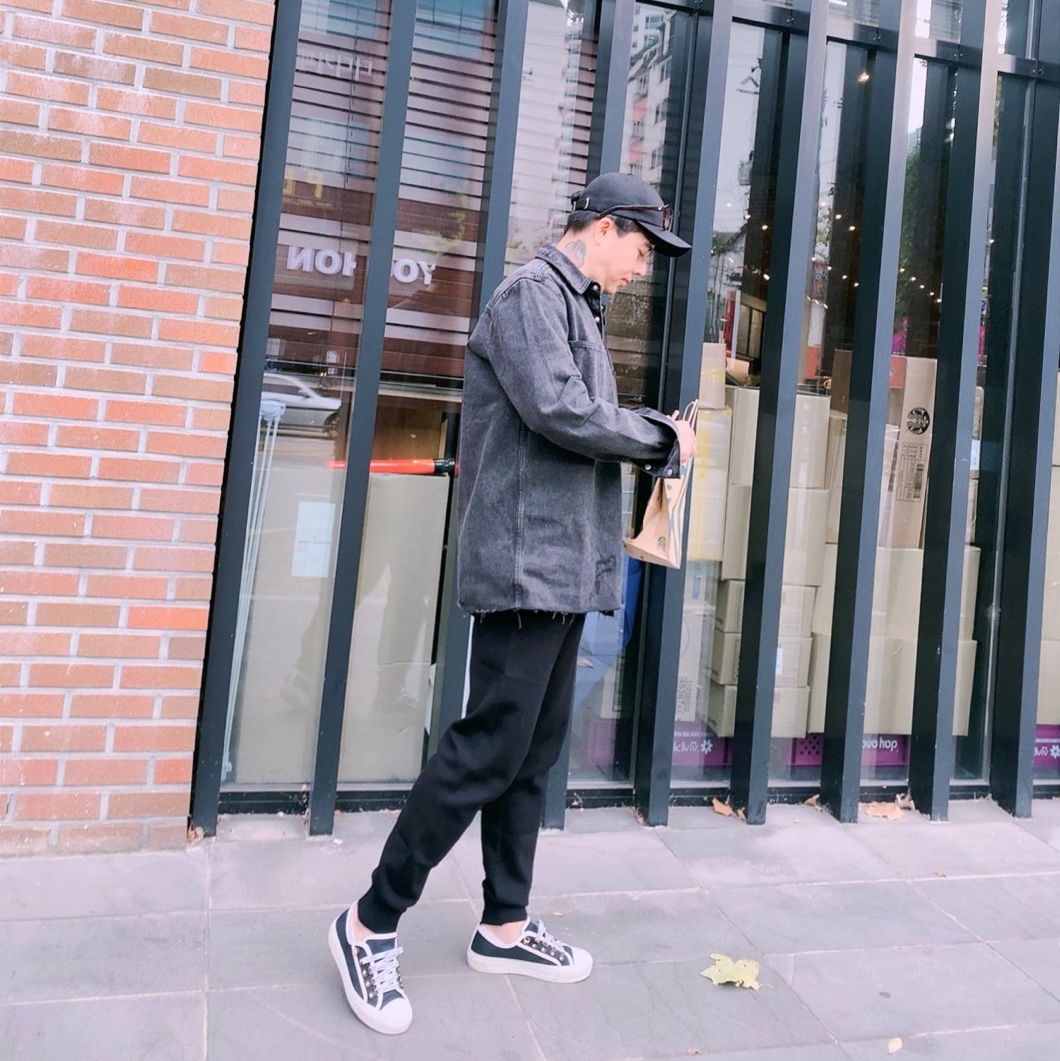 Stussy Stock Low Pro Cap Black, (W) Dior Walk'N'Dior Sneakers Canvas Black 착용 스타일