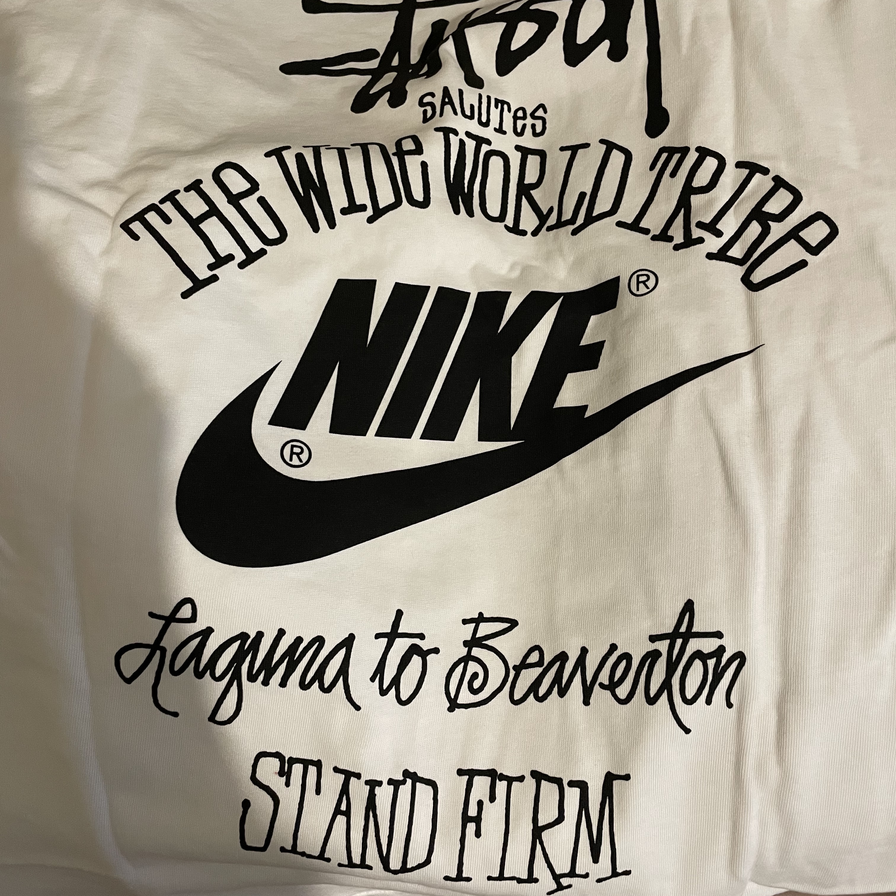 Nike x Stussy T-Shirt White (DV1774-100), Nike x Stussy NRG FL SS 8 Ball T-Shirt White (DO9322-100) 착용 스타일 - 2