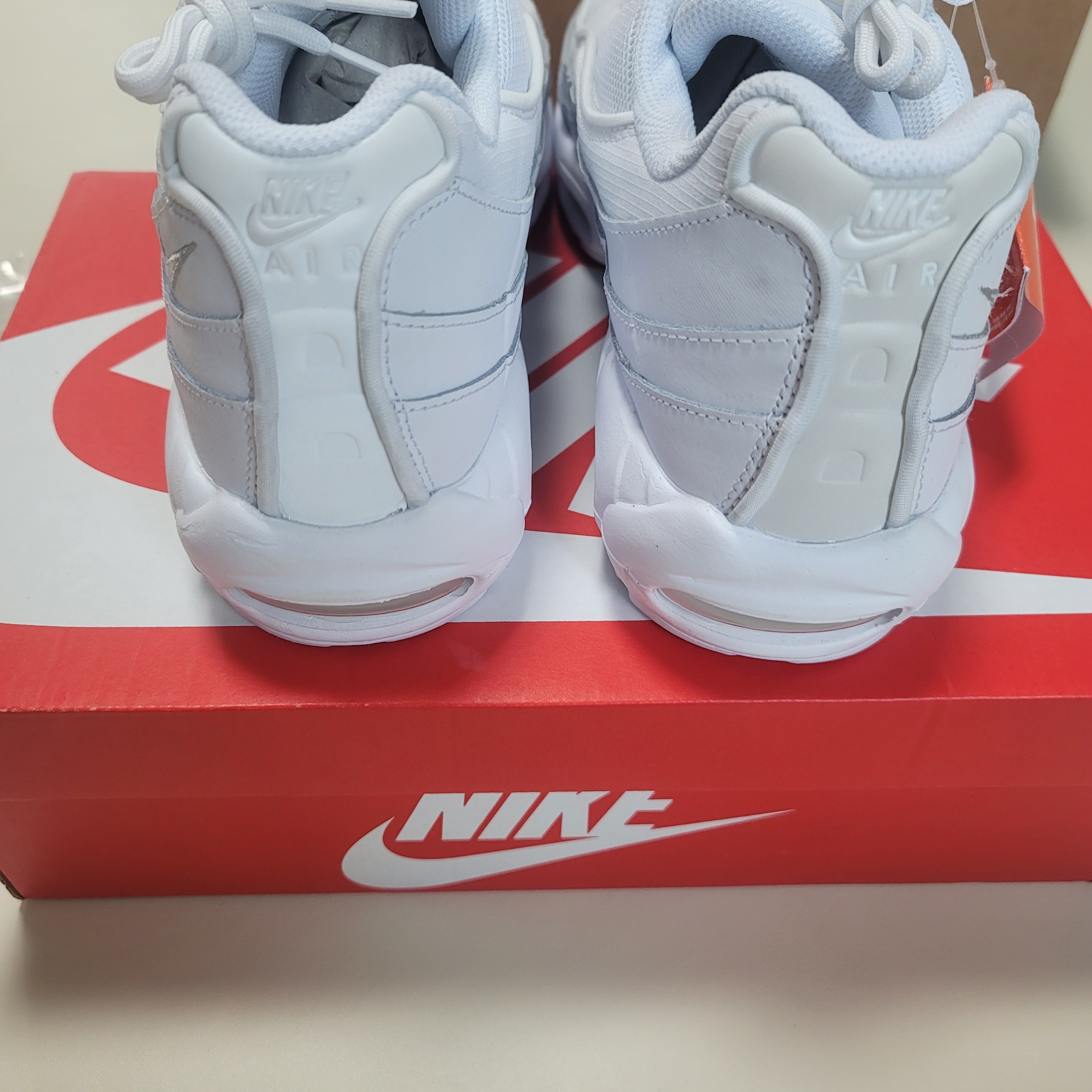 Nike Air Max 95 Essential Triple White 착용 스타일 - 3