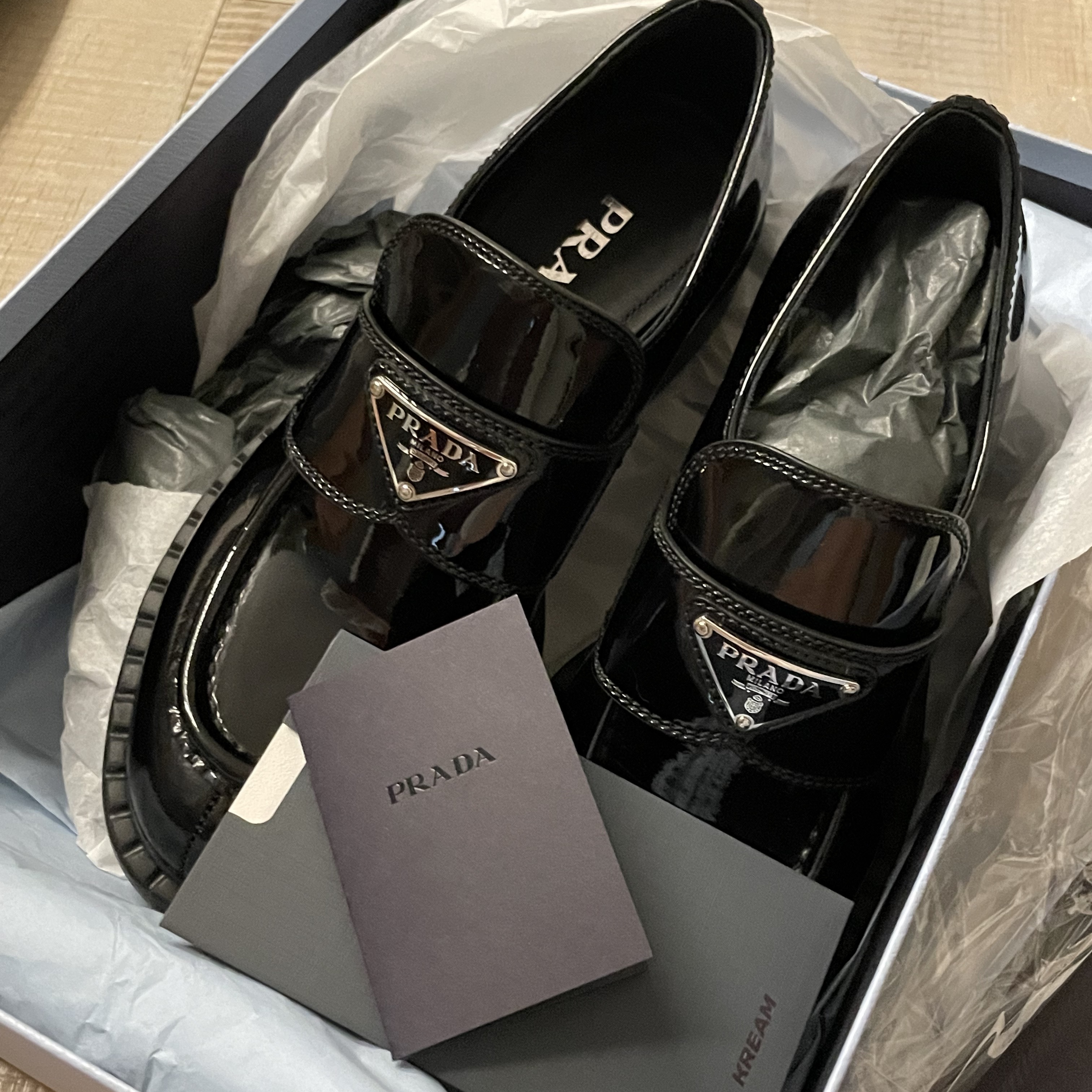 (W) Prada Chocolate Brushed Leather Loafers Black 착용 스타일