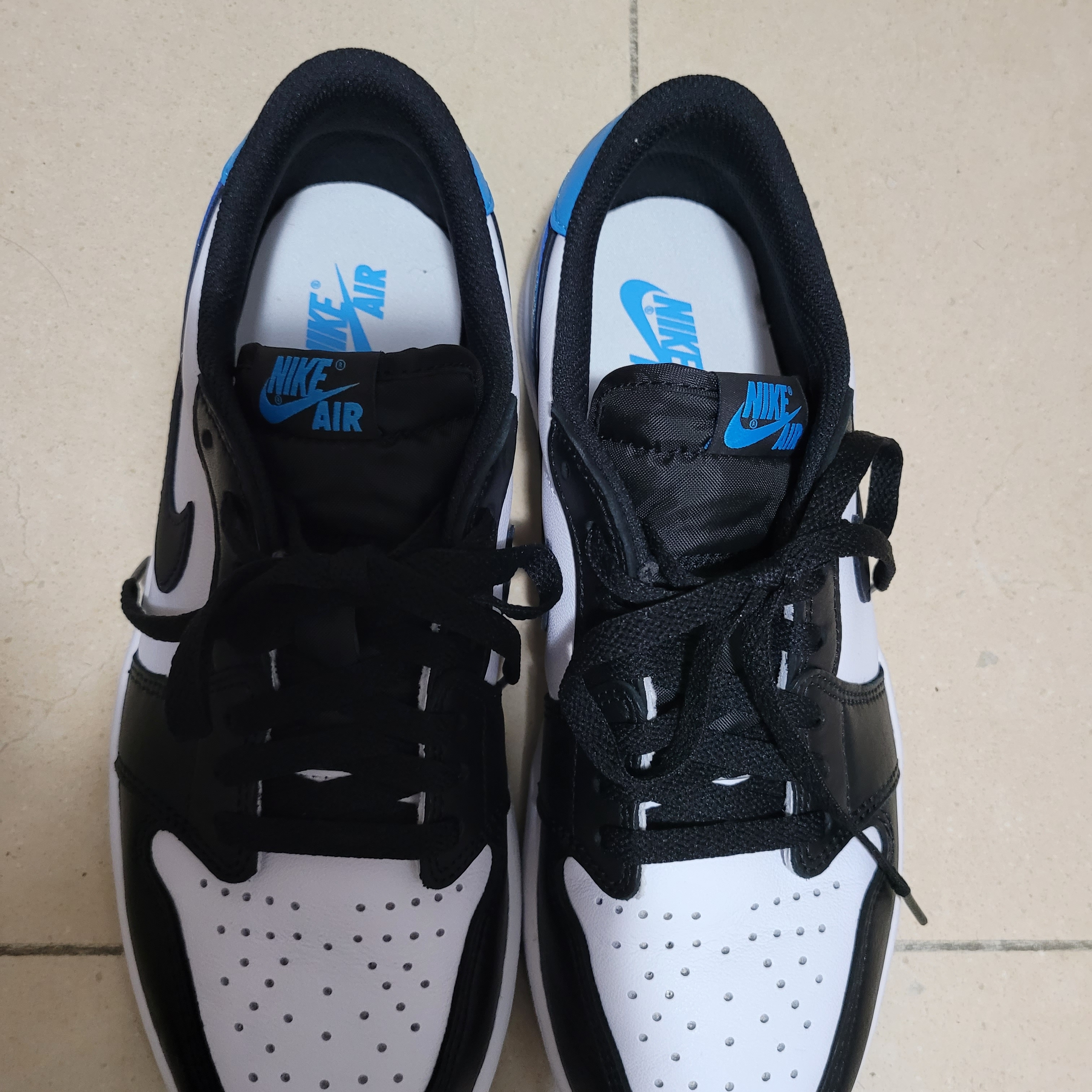 Jordan 1 Retro Low OG Black and Dark Powder Blue 착용 스타일 - 1