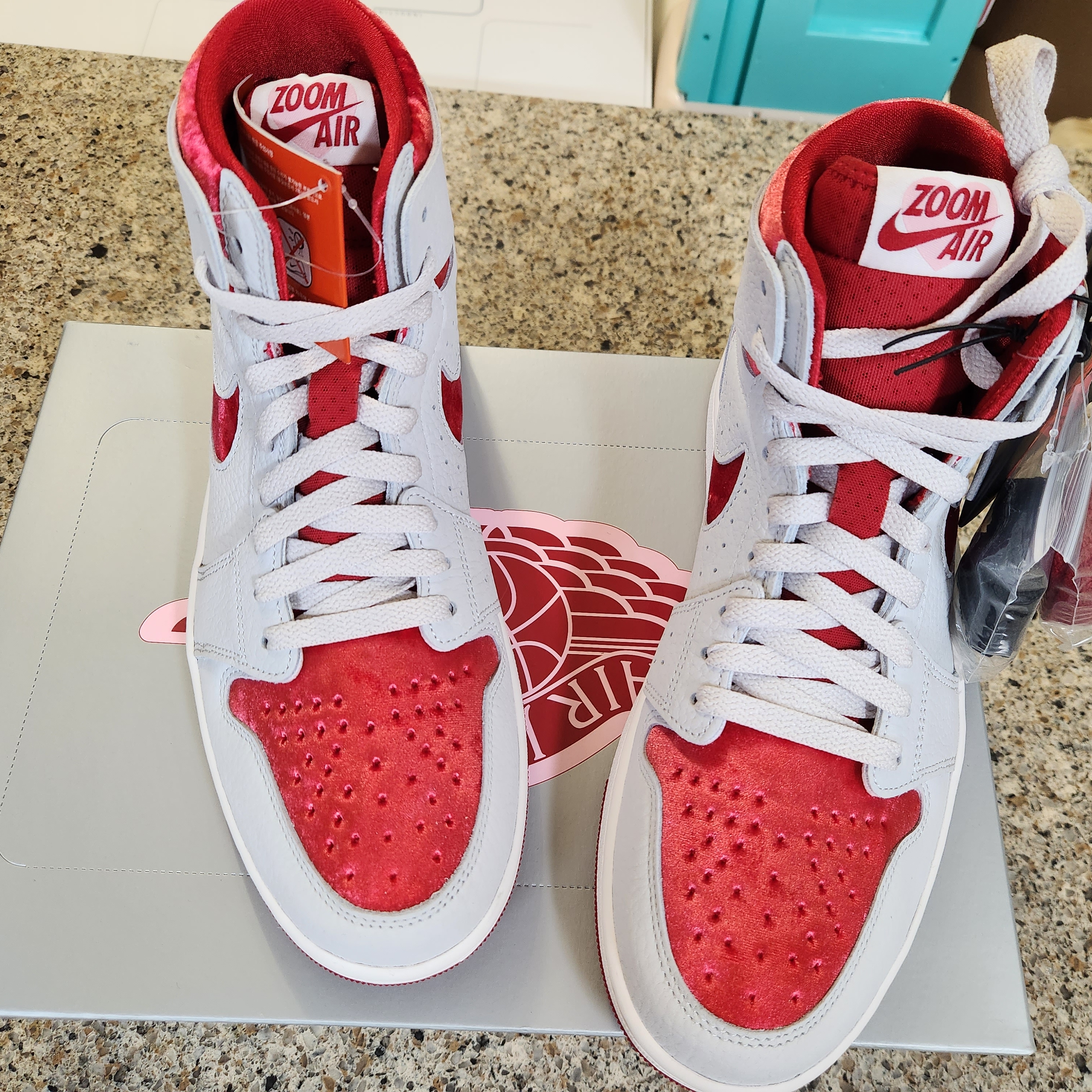 (W) Jordan 1 Zoom Air CMFT 2 Valentine's Day 착용 스타일 - 1