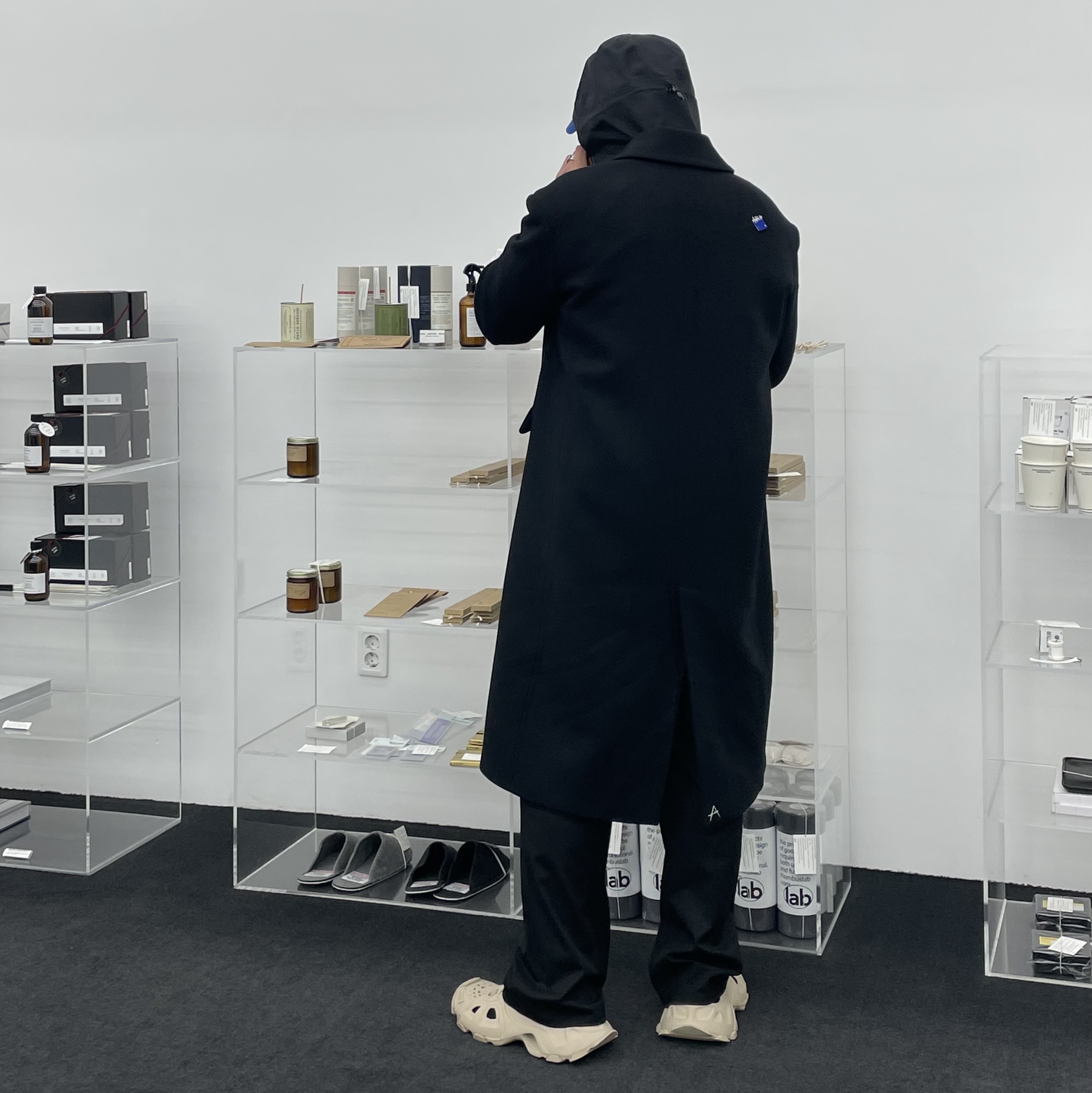 Balenciaga HD Lace-Up Sneakers Nude, Zara x Ader Error Wool Blend Oversize Coat Black 착용 스타일 - 2