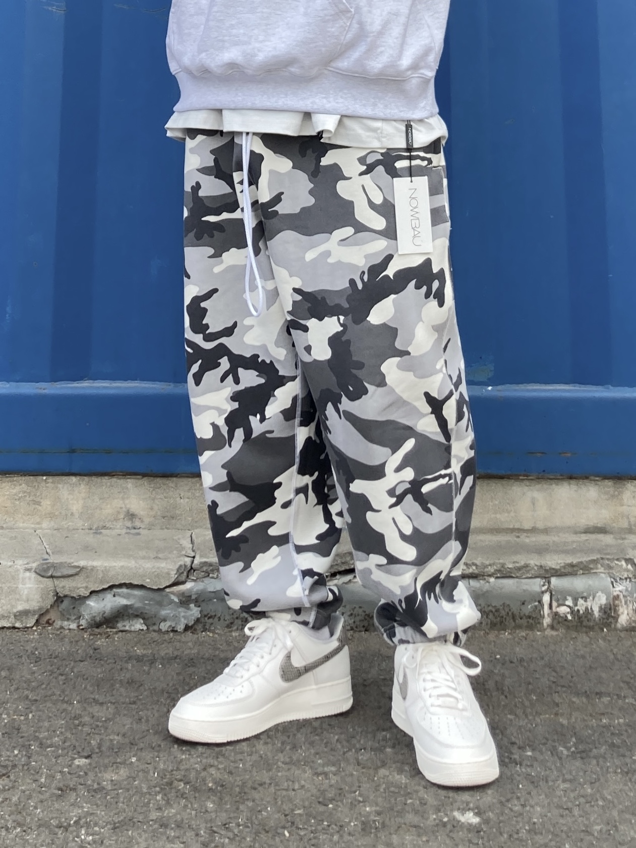 (W) Nike Air Force 1 '07 Phantom Light Iron Ore, Nike NRG Solo Swoosh Fleece Pants Sail White Camo - US/EU 착용 스타일 - 2
