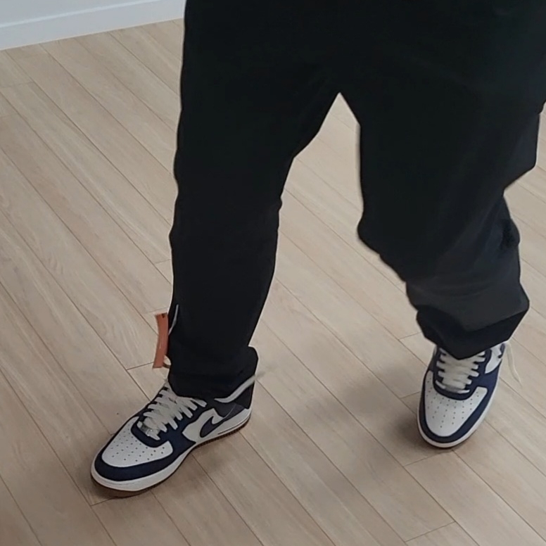 Nike Air Force 1 '07 LV8 Midnight Navy 착용 스타일