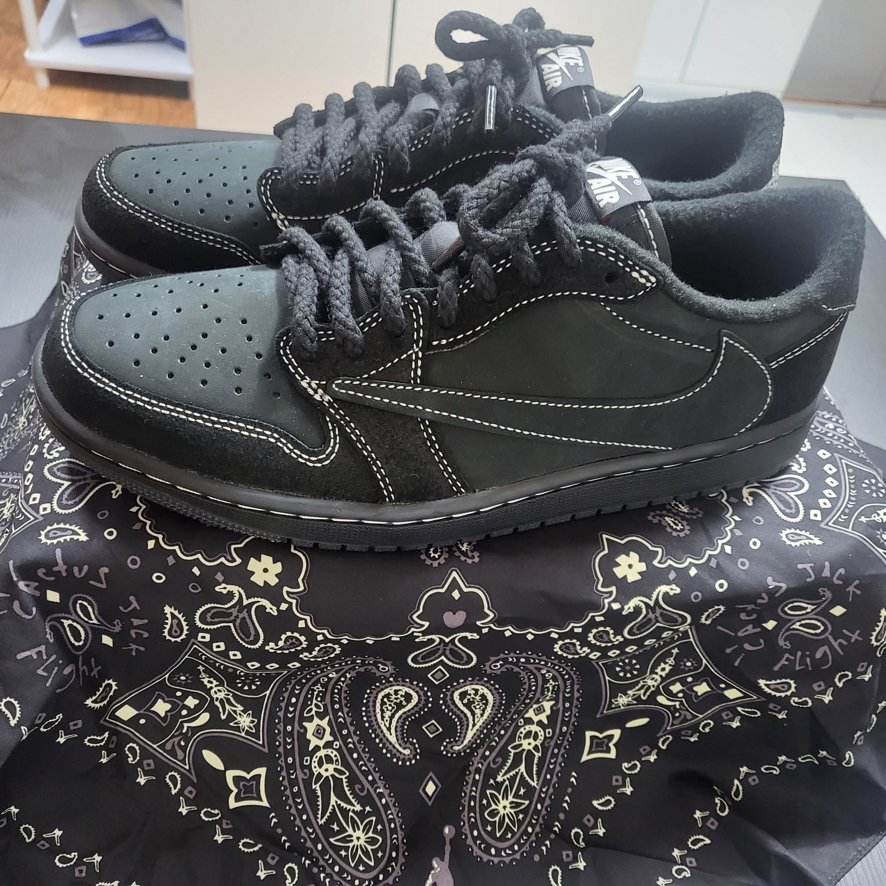 Jordan 1 x Travis Scott Retro Low OG SP Black Phantom 착용 스타일 - 2
