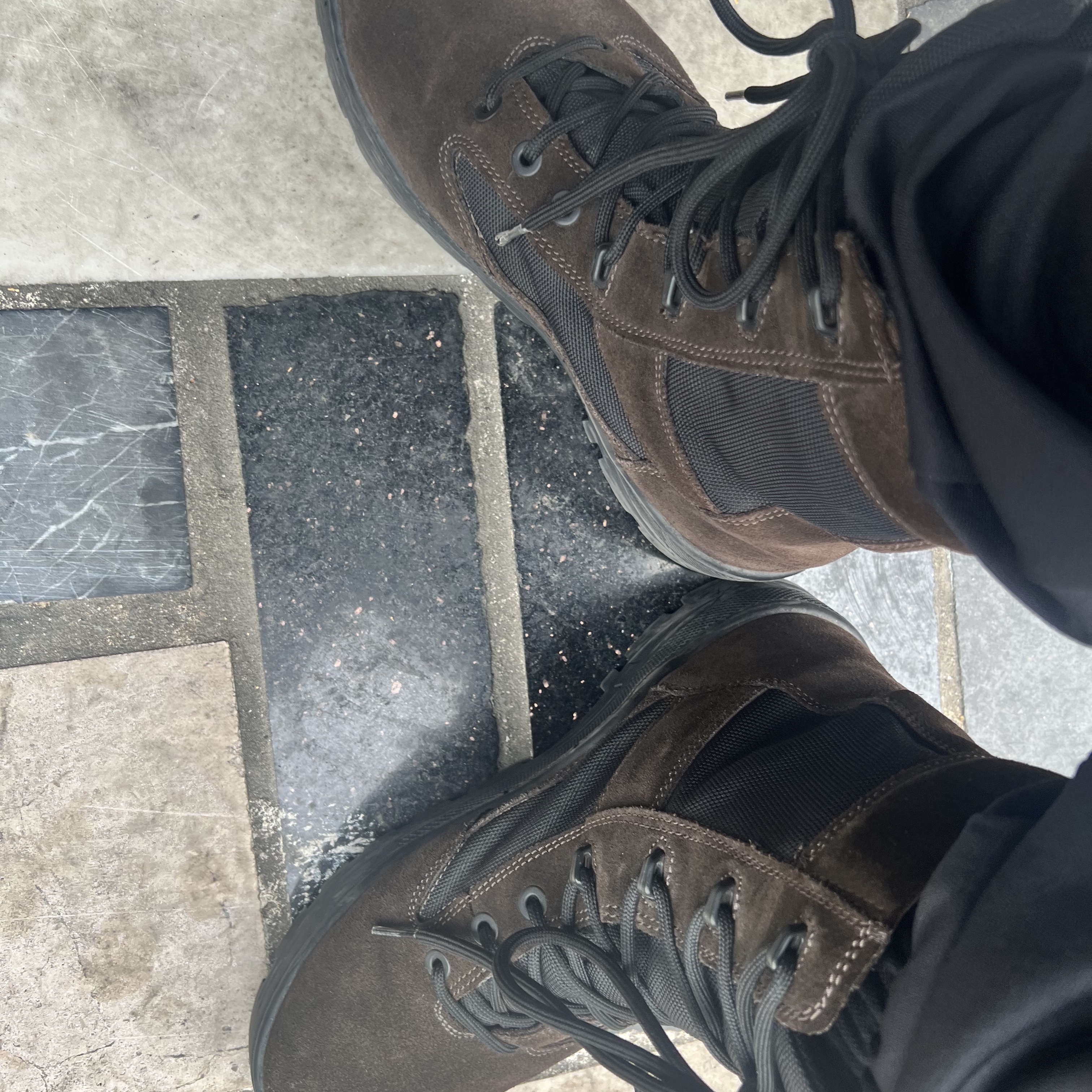 Yeezy Season 3 Military Boot Onyx Shade 착용 스타일 - 2