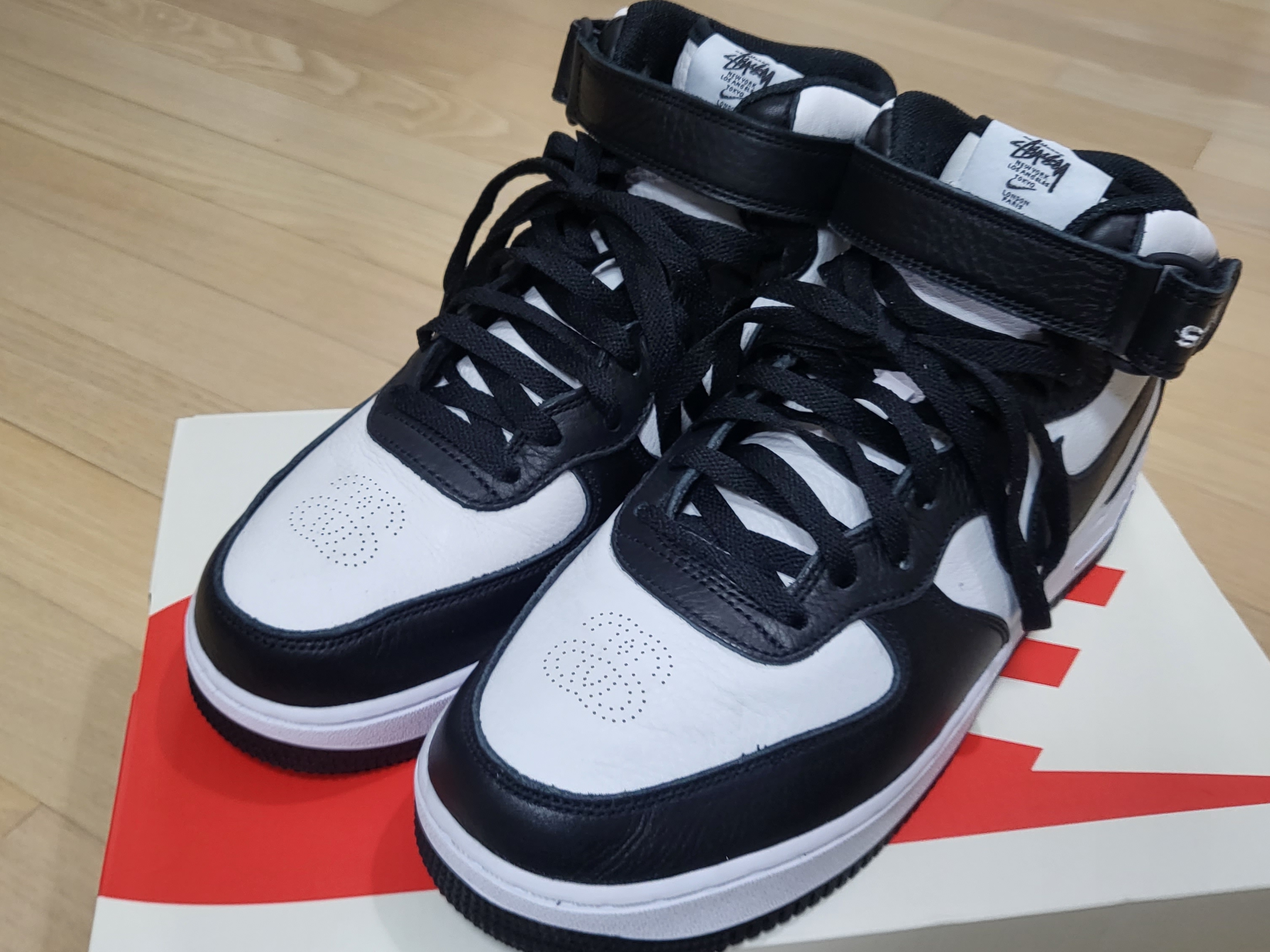 Nike x Stussy Air Force 1 '07 Mid SP Black and Light Bone 착용 스타일 - 2