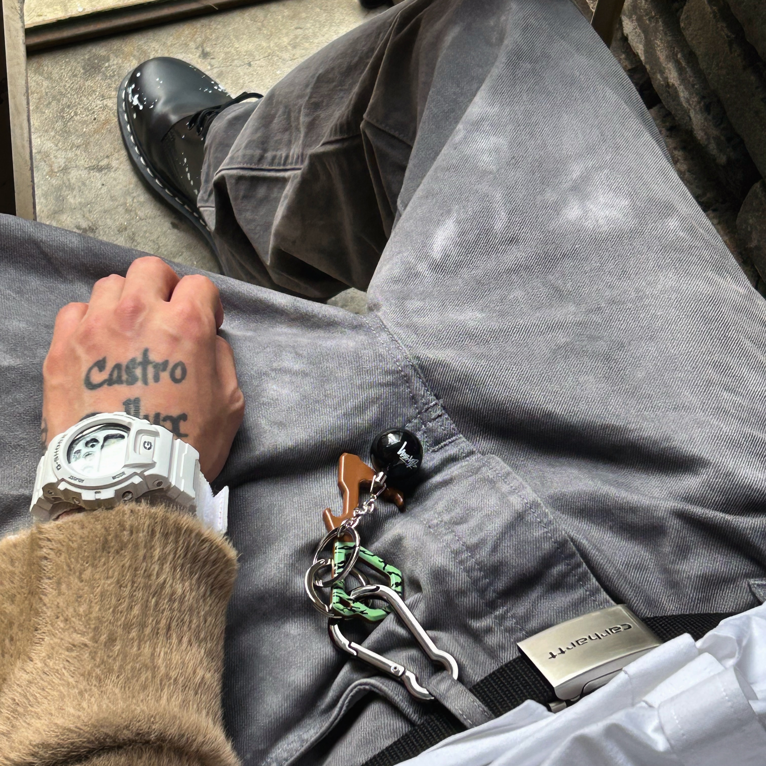 Casio G-Shock x Supreme x The North Face DW-6900 White, Stussy 8 Ball Keychain Black 착용 스타일