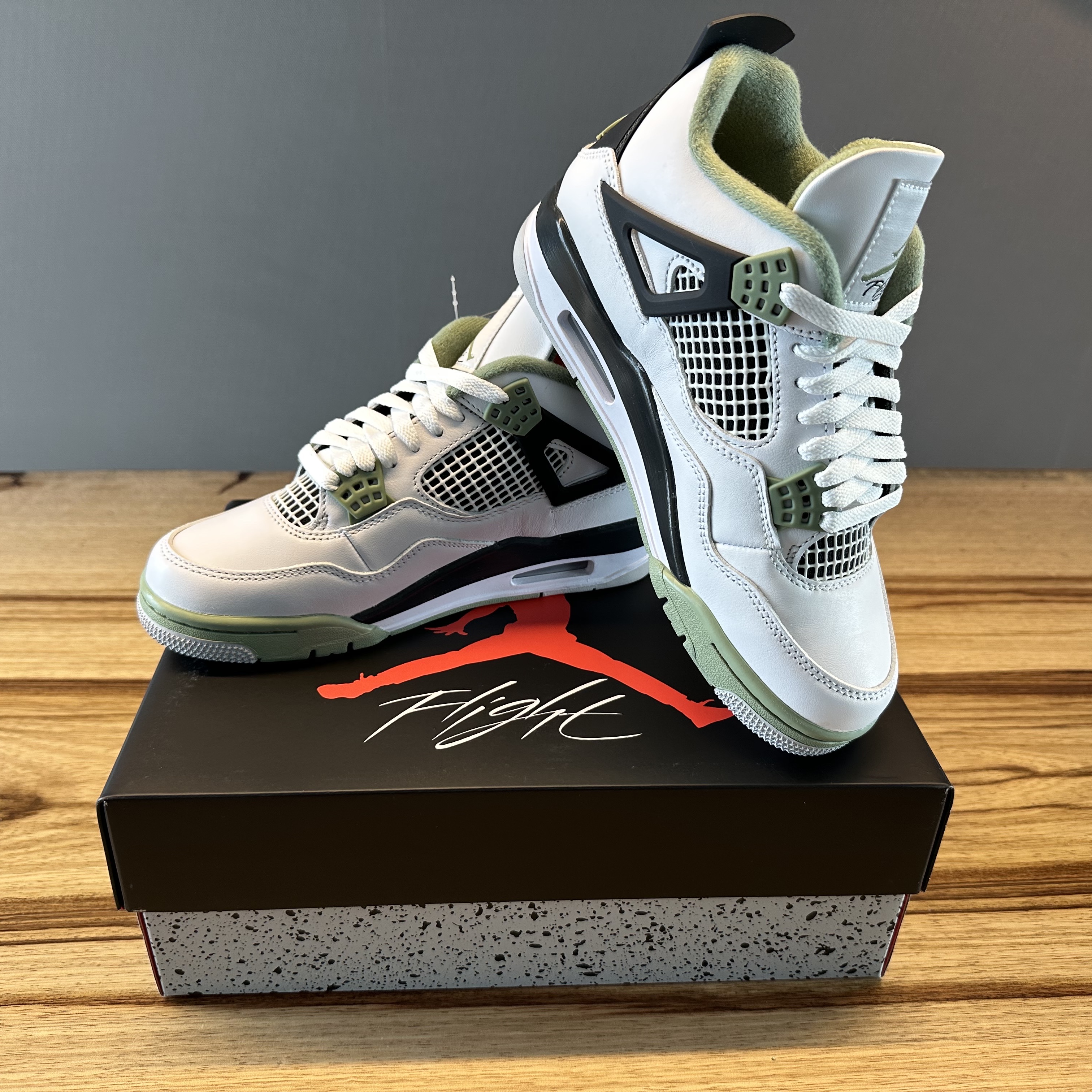 (W) Jordan 4 Retro Oil Green 착용 스타일 - 1